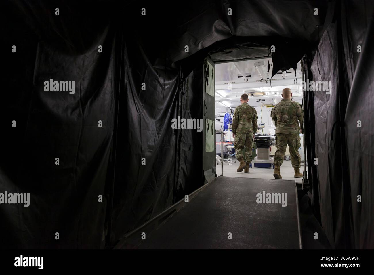 5. April 2020, Seattle, Washington, USA: Soldaten betreten am 5. April 2020 den Operationssaal des Feldkrankenhauses im CenturyLink Field Event Center in Seattle. Das mobile chirurgische Krankenhaus der Armee, das derzeit für nicht-COVID-19-Fälle gilt, umfasst medizinisches Militärangehörige aus mehreren Einheiten, darunter die Soldaten des 10. Feldkrankenhauses des 627. Krankenhauszentrums in Fort Carson, Colorado, der 62. Medizinischen Brigade der Joint Base Lewis-McChord, Washington und andere. Beamte sagten, dass das Krankenhaus jetzt bereit ist, Patienten aufzunehmen. (Foto: © Paul Christian Gordon/ZUMA Wire) Stockfoto