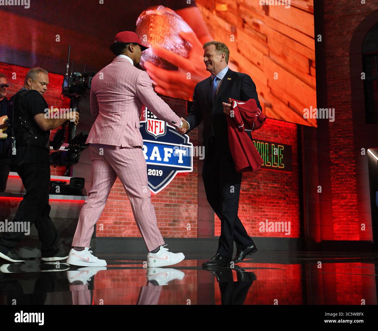 7. April 2020: FILE: Der bevorstehende Entwurf der NFL wird in einem „vollständig virtuellen Format“ stattfinden, wie die Liga in einem Brief an die Teams bestätigte, wobei das Personal empfohlen wird, während der Coronavirus-Pandemie zu Hause zu bleiben. Der Entwurf, der am 23. April beginnen soll, wird stattfinden, „mit Clubpersonal an einem separaten Ort, die in der Lage sind, miteinander zu kommunizieren und das Hauptquartier per Telefon oder Internet zu entwerfen“, erklärte der NFL-Kommissar. BILD: 25. April 2019 in Nashville, Tennessee, USA: KYLER MURRAY (Oklahoma) schüttelt sich die Hand mit NFL-Kommissar ROGER GOODELL, nachdem er in der ersten Runde der Pick-up-Runde der ersten ist Stockfoto