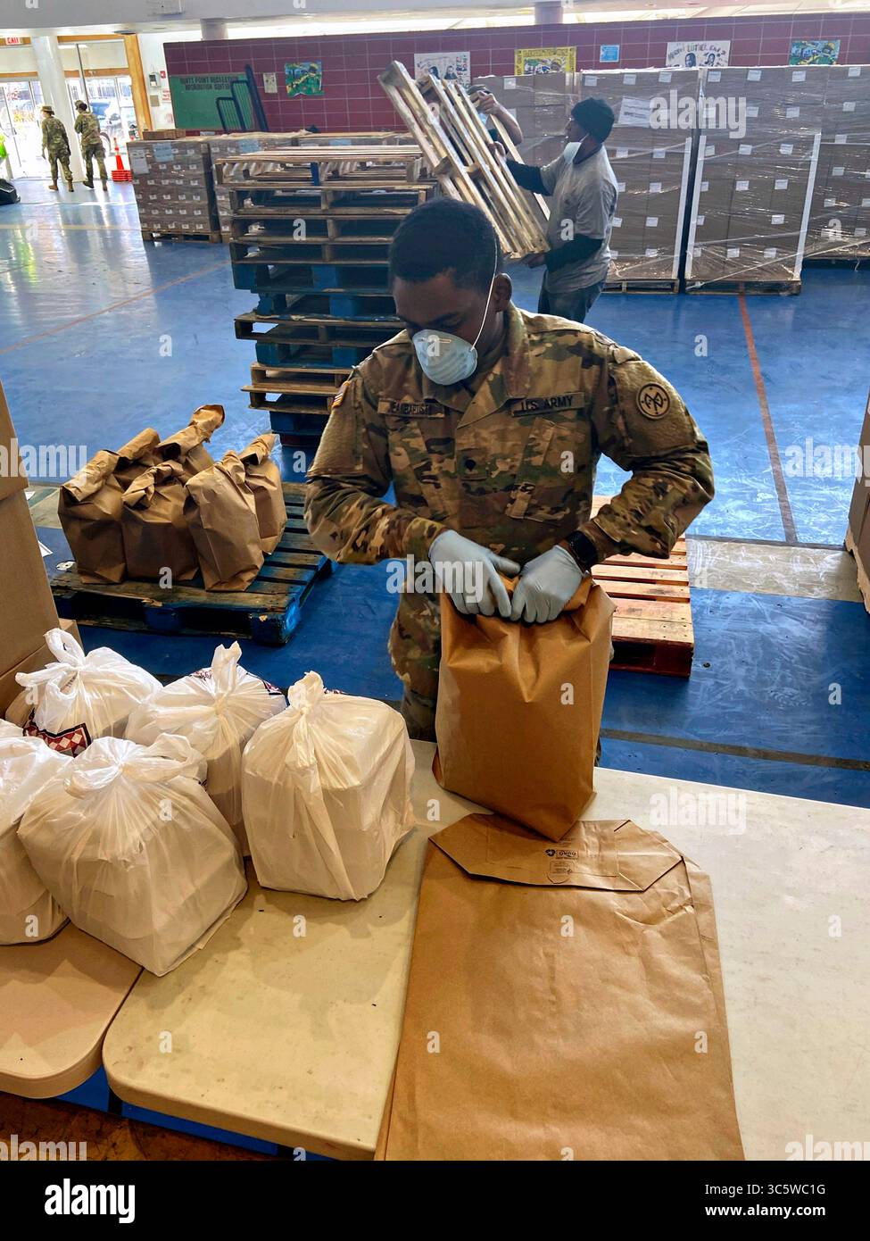 6. April 2020, Bronx, NY, Vereinigte Staaten von Amerika: New York Army National Guard SPC. Standley Jean Baptiste, verpackt Mahlzeiten im Bronx-Verbreitungszentrum im Hunts Point Recreation Center am 6. April 2020 in Bronx, New York. Die Mahlzeiten werden an Bürger verteilt, die unter Quarantäne stehen und ihre Häuser nicht verlassen können. (Bild: © Nate Sanders/Nationalgarde/Planet Pix via ZUMA Wire) Stockfoto 6. April 2020, Bronx, NY, Vereinigte Staaten von Amerika: New York Army National Guard SPC. Standley Jean Baptiste, verpackt Mahlzeiten im Bronx-Verbreitungszentrum im Hunts Point Recreation Center am 6. April 2020 in Bronx, New York. Die Mahlzeiten werden an Bürger verteilt, die unter Quarantäne stehen und ihre Häuser nicht verlassen können. (Bild: © Nate Sanders/Nationalgarde/Planet Pix via ZUMA Wire) Stockfoto