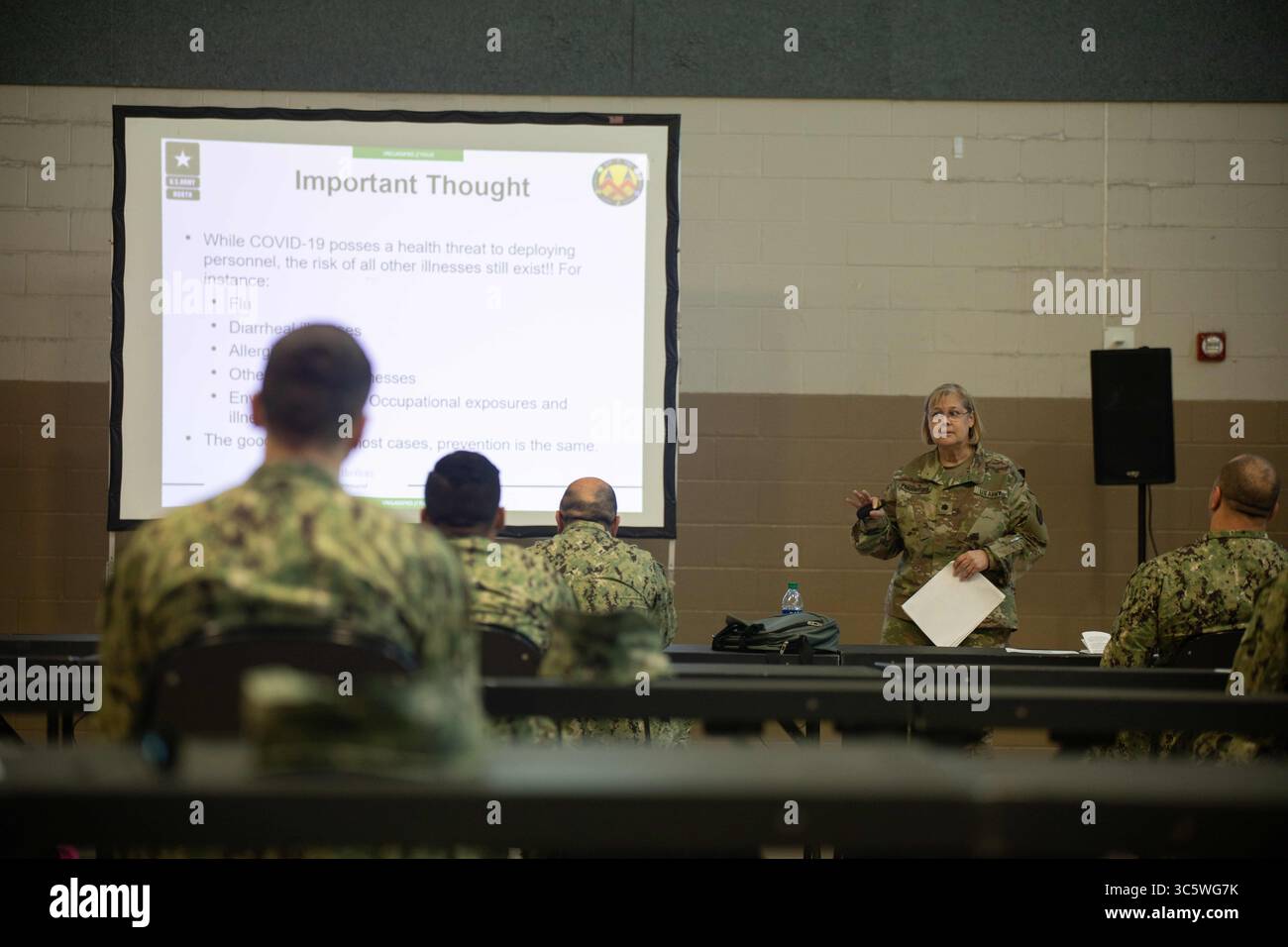 1. April 2020, New Orleans, Louisiana, Vereinigte Staaten von Amerika: NEW ORLEANS (1. April 2020) Seeleute der Expeditionary Medical Facility New Orleans Detachment, die vom Naval Hospital Jacksonville eingesetzt wurden, werden von Soldaten des 377th Theater Sustainment Command über ihre Rolle bei der Unterstützung der COVID-19-Reaktion des Verteidigungsministeriums auf der Joint Reserve Base New Orleans am 1. April 2020 informiert. Das Personal der US Navy EMFs ist geschult, um medizinische Unterstützung von der Notfallmedizin bis zur akuten medizinischen und chirurgischen Versorgung zu bieten. Das U.S. Northern Command, durch die U.S. Army North, ist PR Stockfoto