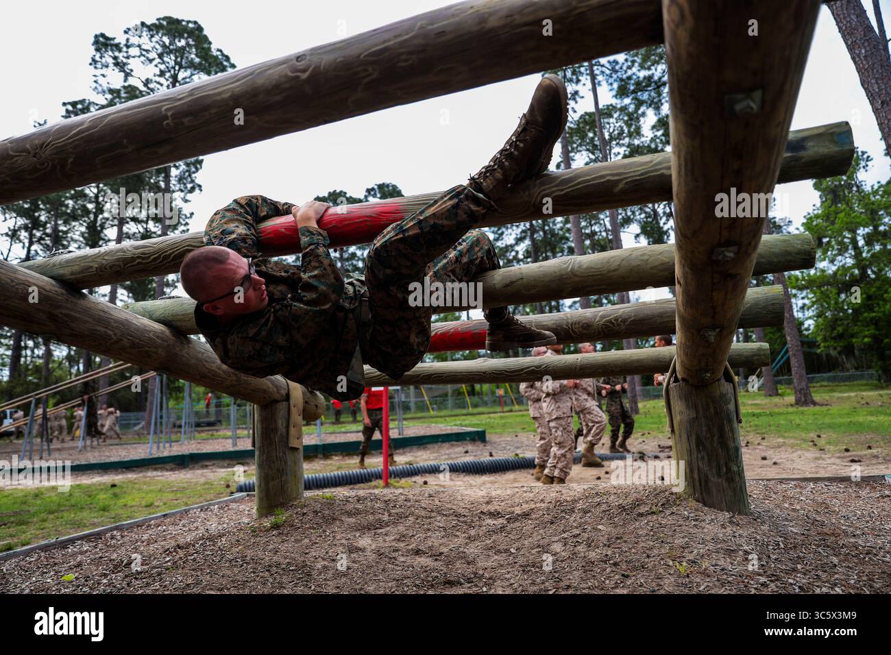 31. März 2020: Beaufort, South Carolina, USA – Ein Rekrut der Alpha Company, 1. Rekrut-Ausbildungsbataillon, navigiert während des Confidence Courses an Bord des Marine Corps Recruit Depot Parris Island, S.C., 31. März 2020. Der Confidence-Kurs besteht aus verschiedenen Hindernissen, die Rekruten körperlich und geistig herausfordern. (Kreditbild: © Christopher McMurry/USA Marines/ZUMA Wire/ZUMAPRESS.com) Stockfoto