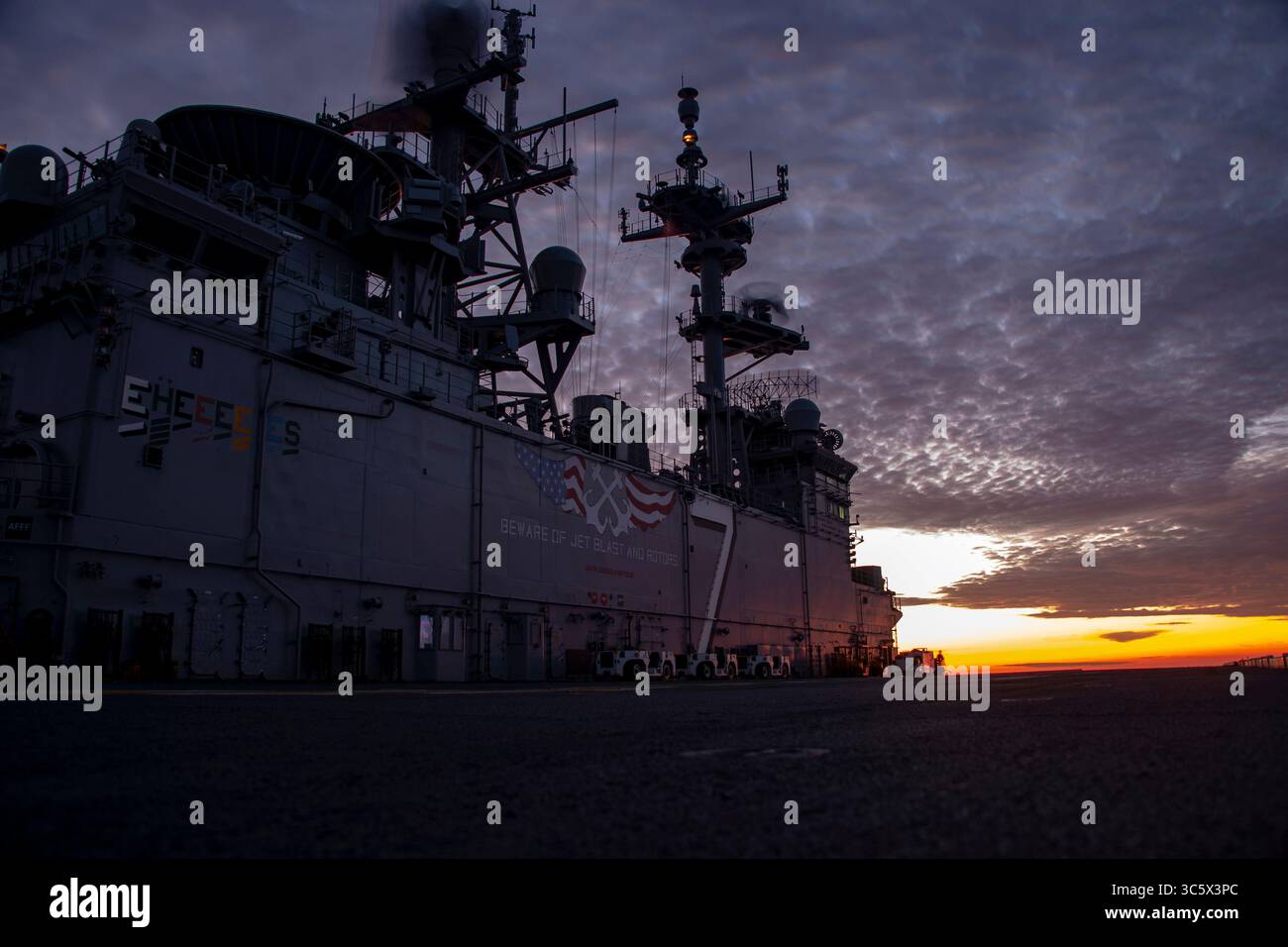 4. April 2020 – USA – das amphibische Angriffsschiff USS Iwo Jima (LHD 7) der Wasp-Klasse fährt nach einem erfolgreichen Start am 4. April 2020 in Richtung Heimathafen. Iwo Jima ist auf einer geplanten Fahrt und führt eine Ausbildung im Atlantischen Ozean durch. (Kreditbild: © Andrew Sneeringer/USA Marineblau/ZUMA Wire/ZUMAPRESS.com) Stockfoto