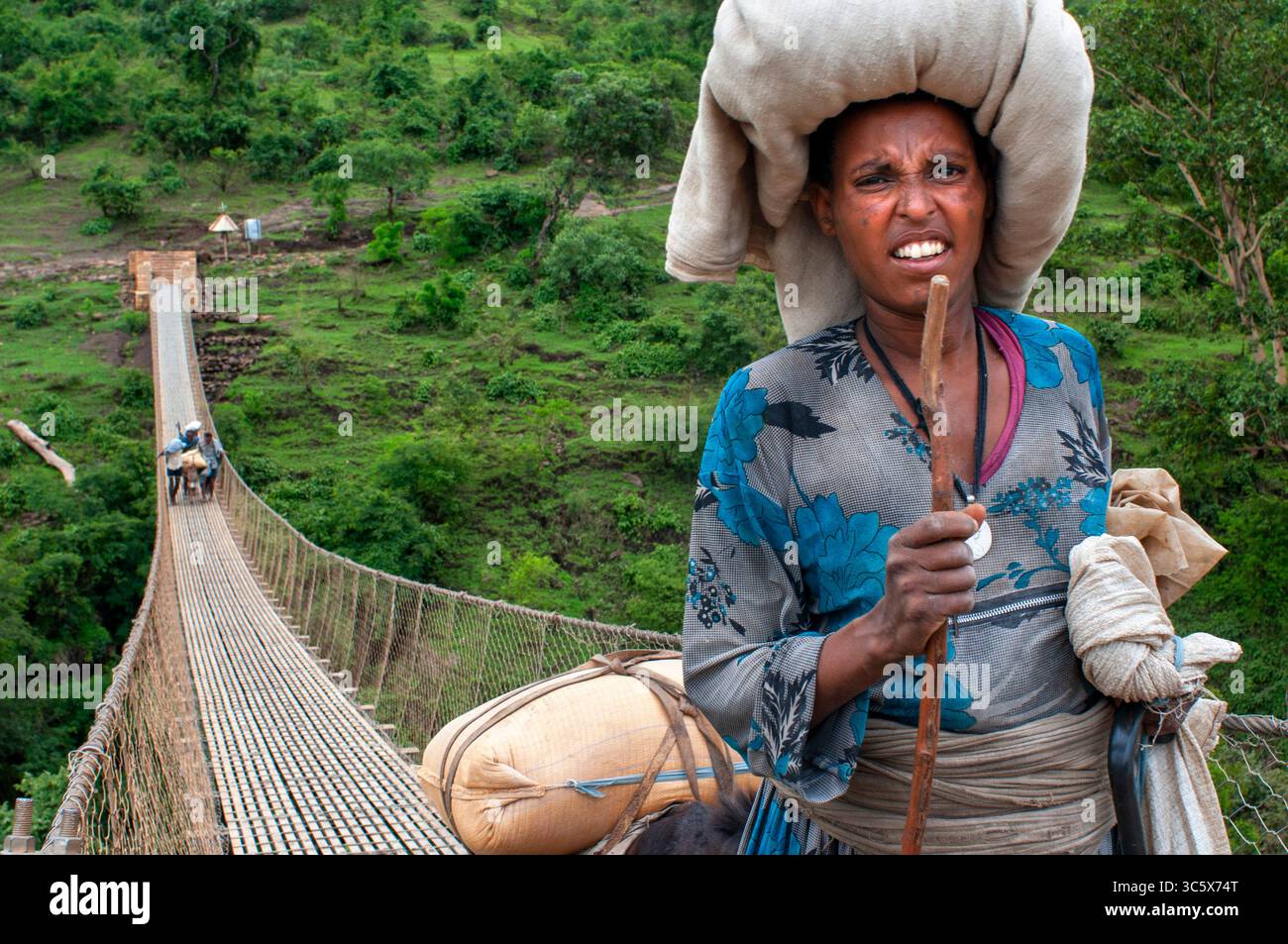 17. Juli 2012, Äthiopien: Tis Issat Oder Tissisat. Die Blue Nil Falls sind ein Wasserfall am Blue Nil in Äthiopien. Es ist auf Amharisch als Tis Abay bekannt, was „großer Rauch“ bedeutet. Er liegt am oberen Flusslauf, etwa 30 km flussabwärts von Bahir dar und dem Tana-See. (Kreditbild: © Sergi Reboredo/ZUMA Wire) Stockfoto