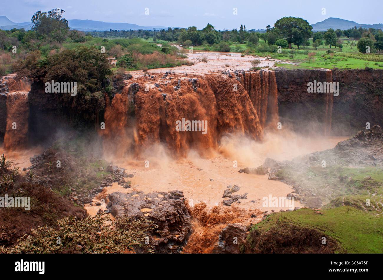 17. Juli 2012, Äthiopien: Tis Issat Oder Tissisat. Die Blue Nil Falls sind ein Wasserfall am Blue Nil in Äthiopien. Es ist auf Amharisch als Tis Abay bekannt, was „großer Rauch“ bedeutet. Er liegt am oberen Flusslauf, etwa 30 km flussabwärts von Bahir dar und dem Tana-See. (Kreditbild: © Sergi Reboredo/ZUMA Wire) Stockfoto