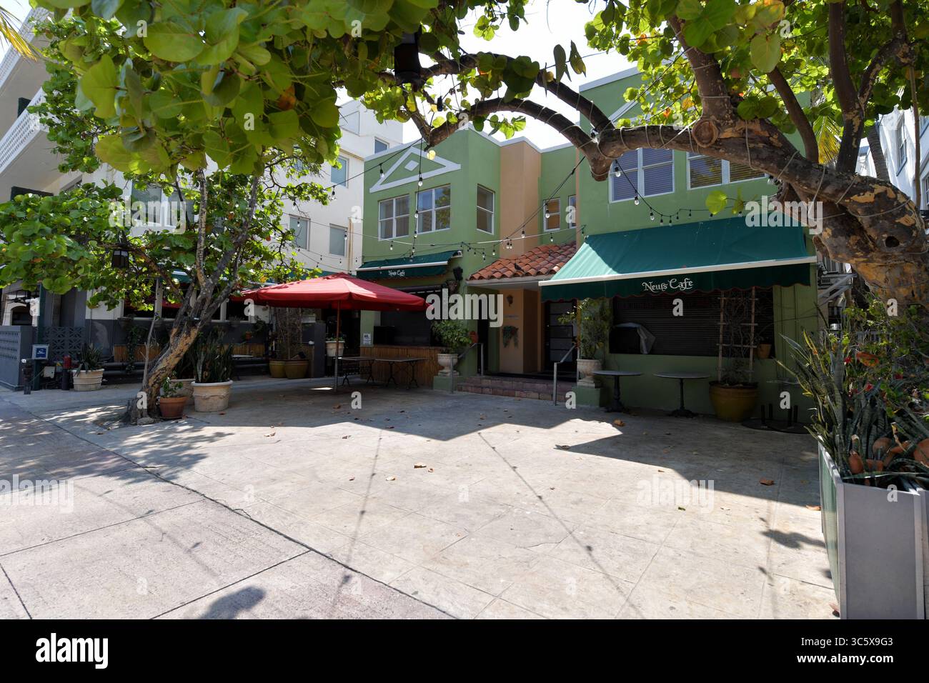 April 10, 2020, Miami Beach, Florida, Vereinigte Staaten von Amerika: MIAMI BEACH, FL - 10. APRIL: COVID-19: Miami Beach hat eine unheimliche Ruhe und Ruhe, da Touristenattraktionen und Hotspots wie Ocean Drive, Lincoln Road, Design District und Wynwood Art District leer sind, da die Wirtschaft von businessÃs und Florida zum Stillstand kommt, nachdem der Gouverneur von Florida, Ron DeSantis, alle Unterhaltungsstätten, Restaurants, im Namen der öffentlichen Sicherheit und im Bemühen, die Ausbreitung des Coronavirus am 10. April 2020 in Miami Beach, Florida zu verlangsamen, sollten die Strände in Dade, Broward und Palm Beach County geschlossen werden Stockfoto April 10, 2020, Miami Beach, Florida, Vereinigte Staaten von Amerika: MIAMI BEACH, FL - 10. APRIL: COVID-19: Miami Beach hat eine unheimliche Ruhe und Ruhe, da Touristenattraktionen und Hotspots wie Ocean Drive, Lincoln Road, Design District und Wynwood Art District leer sind, da die Wirtschaft von businessÃs und Florida zum Stillstand kommt, nachdem der Gouverneur von Florida, Ron DeSantis, alle Unterhaltungsstätten, Restaurants, im Namen der öffentlichen Sicherheit und im Bemühen, die Ausbreitung des Coronavirus am 10. April 2020 in Miami Beach, Florida zu verlangsamen, sollten die Strände in Dade, Broward und Palm Beach County geschlossen werden Stockfoto
