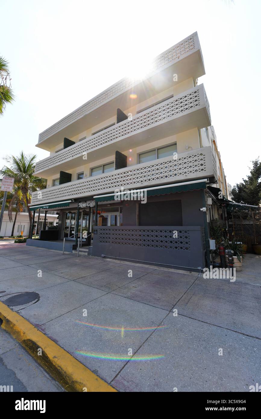April 10, 2020, Miami Beach, Florida, Vereinigte Staaten von Amerika: MIAMI BEACH, FL - 10. APRIL: COVID-19: Miami Beach hat eine unheimliche Ruhe und Ruhe, da Touristenattraktionen und Hotspots wie Ocean Drive, Lincoln Road, Design District und Wynwood Art District leer sind, da die Wirtschaft von businessÃs und Florida zum Stillstand kommt, nachdem der Gouverneur von Florida, Ron DeSantis, alle Unterhaltungsstätten, Restaurants, im Namen der öffentlichen Sicherheit und im Bemühen, die Ausbreitung des Coronavirus am 10. April 2020 in Miami Beach, Florida zu verlangsamen, sollten die Strände in Dade, Broward und Palm Beach County geschlossen werden Stockfoto April 10, 2020, Miami Beach, Florida, Vereinigte Staaten von Amerika: MIAMI BEACH, FL - 10. APRIL: COVID-19: Miami Beach hat eine unheimliche Ruhe und Ruhe, da Touristenattraktionen und Hotspots wie Ocean Drive, Lincoln Road, Design District und Wynwood Art District leer sind, da die Wirtschaft von businessÃs und Florida zum Stillstand kommt, nachdem der Gouverneur von Florida, Ron DeSantis, alle Unterhaltungsstätten, Restaurants, im Namen der öffentlichen Sicherheit und im Bemühen, die Ausbreitung des Coronavirus am 10. April 2020 in Miami Beach, Florida zu verlangsamen, sollten die Strände in Dade, Broward und Palm Beach County geschlossen werden Stockfoto