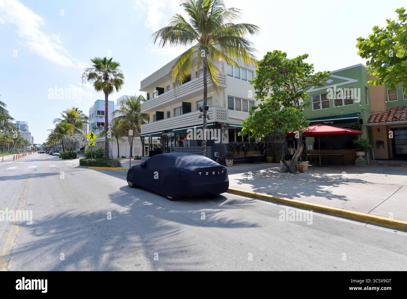 April 10, 2020, Miami Beach, Florida, Vereinigte Staaten von Amerika: MIAMI BEACH, FL - 10. APRIL: COVID-19: Miami Beach hat eine unheimliche Ruhe und Ruhe, da Touristenattraktionen und Hotspots wie Ocean Drive, Lincoln Road, Design District und Wynwood Art District leer sind, da die Wirtschaft von businessÃs und Florida zum Stillstand kommt, nachdem der Gouverneur von Florida, Ron DeSantis, alle Unterhaltungsstätten, Restaurants, im Namen der öffentlichen Sicherheit und im Bemühen, die Ausbreitung des Coronavirus am 10. April 2020 in Miami Beach, Florida zu verlangsamen, sollten die Strände in Dade, Broward und Palm Beach County geschlossen werden Stockfoto April 10, 2020, Miami Beach, Florida, Vereinigte Staaten von Amerika: MIAMI BEACH, FL - 10. APRIL: COVID-19: Miami Beach hat eine unheimliche Ruhe und Ruhe, da Touristenattraktionen und Hotspots wie Ocean Drive, Lincoln Road, Design District und Wynwood Art District leer sind, da die Wirtschaft von businessÃs und Florida zum Stillstand kommt, nachdem der Gouverneur von Florida, Ron DeSantis, alle Unterhaltungsstätten, Restaurants, im Namen der öffentlichen Sicherheit und im Bemühen, die Ausbreitung des Coronavirus am 10. April 2020 in Miami Beach, Florida zu verlangsamen, sollten die Strände in Dade, Broward und Palm Beach County geschlossen werden Stockfoto