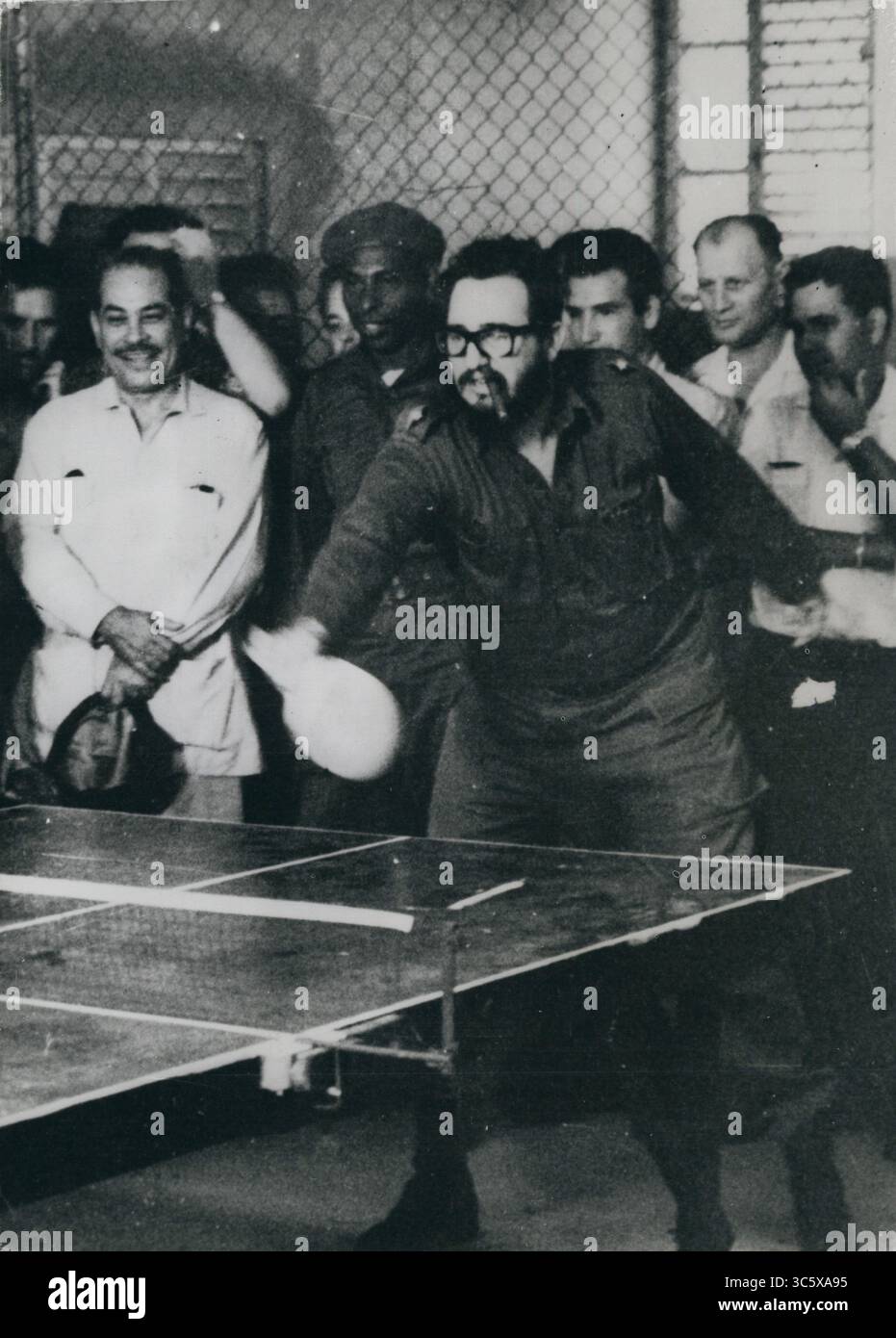 10. Mai 1962 - Havanna, Kuba - der kubanische Revolutionsführer FIDEL CASTRO spielt Tischtennis, raucht eine Zigarre und trägt eine Brille während eines Besuchs in einem neuen Kindergarten. (Bild: © Keystone Press Agency/Keystone USA via ZUMAPRESS.com) Stockfoto
