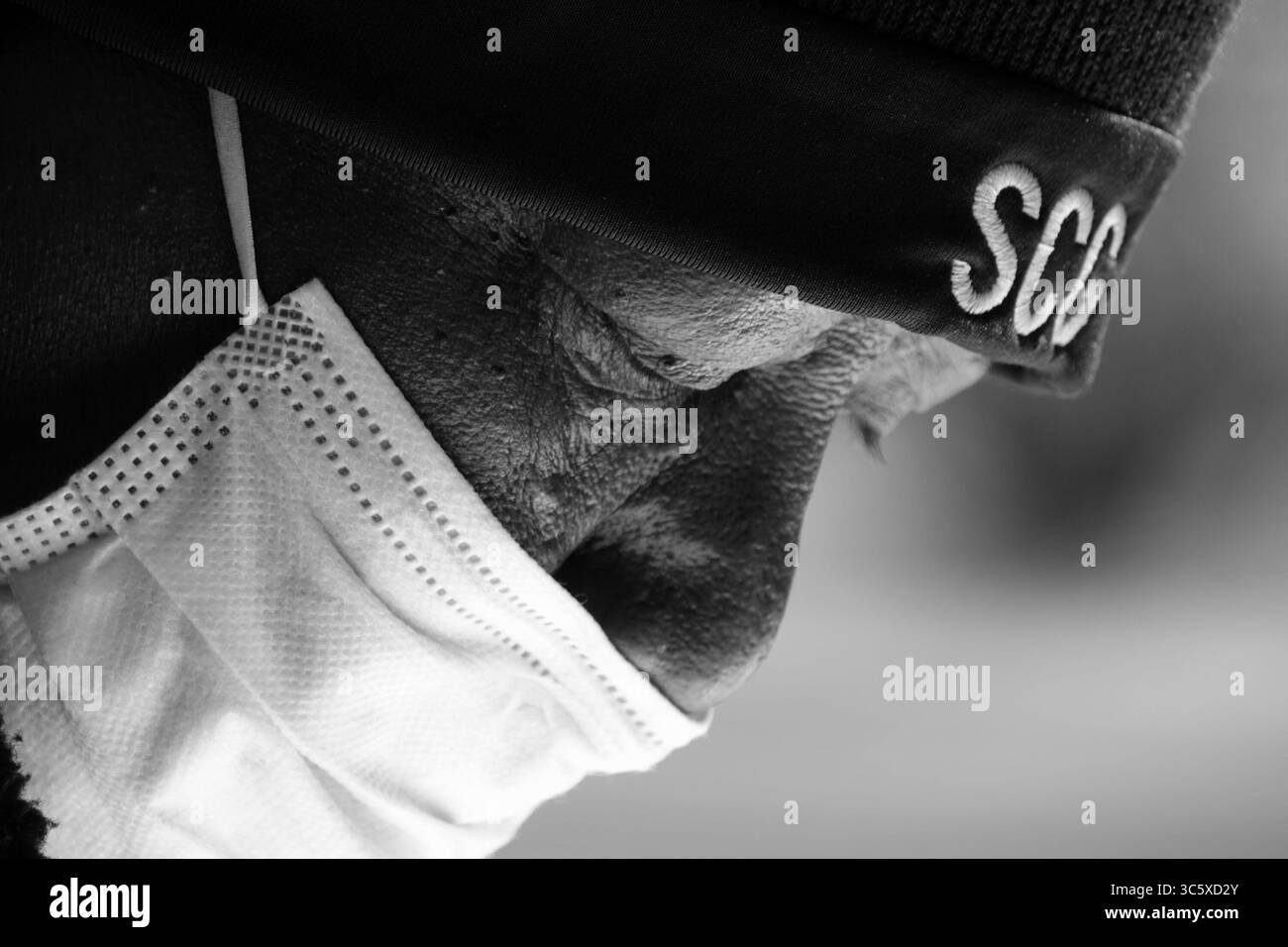 April 2020, Memphis, Tennessee, USA: 10. April 2020 – LENA GAINES serviert die vielen Autos, die in der Nachbarschaft stehen, und Kinder aus der Nachbarschaft kommen für ein kostenloses Mittagessen vorbei, das an die Bewohner eines der ärmsten Viertel von Memphis weitergegeben wird. Tausende von Mahlzeiten pro Tag werden von der YMCA und der Mid-South Food Bank verteilt, die gemeinsam daran arbeiten, die Hungernden während der COVID-19-Pandemie zu ernähren. Die Shelby County Schools sind bis auf weiteres geschlossen und schließen etwa 113.000 Schüler ein, von denen die meisten in Armut leben. Mehr als 110.000 Kinder aus dem mittleren Süden sind unsicher. Dieser Ort, 915 Chelsea Stockfoto