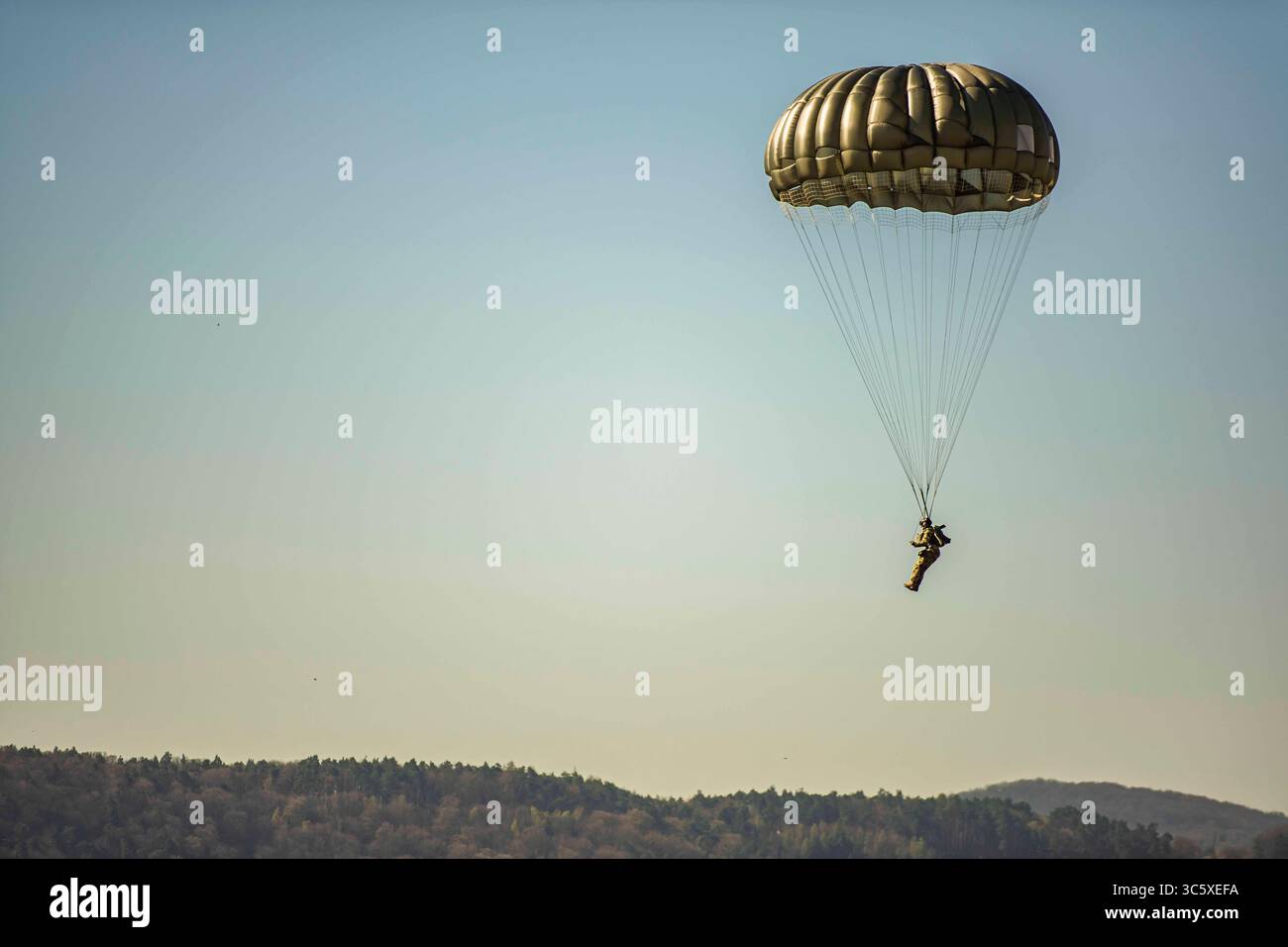 7. April 2020: Ramstein, Rheinland-Pfalz, Deutschland - Ein Luftwaffenflugzeug der 435th Contingency Response Group, kontrolliert am 7. April 2020 die Luftwaffe in Ramstein. Vor jedem Sprung rezitieren die Airmen Fallschirmabstürze, üben Fallschirmlandungen und bereiten vor dem Sprung statische Taktiken vor, um das Selbstvertrauen des Fallschirmspringers zu erhöhen. Die Fähigkeit der 435. CRG, Sprünge zu führen, bietet Europa und Afrika einzigartige Fähigkeiten. (Kreditbild: © Devin Nothstine/USA Air Force/ZUMA Wire/ZUMAPRESS.com) Stockfoto