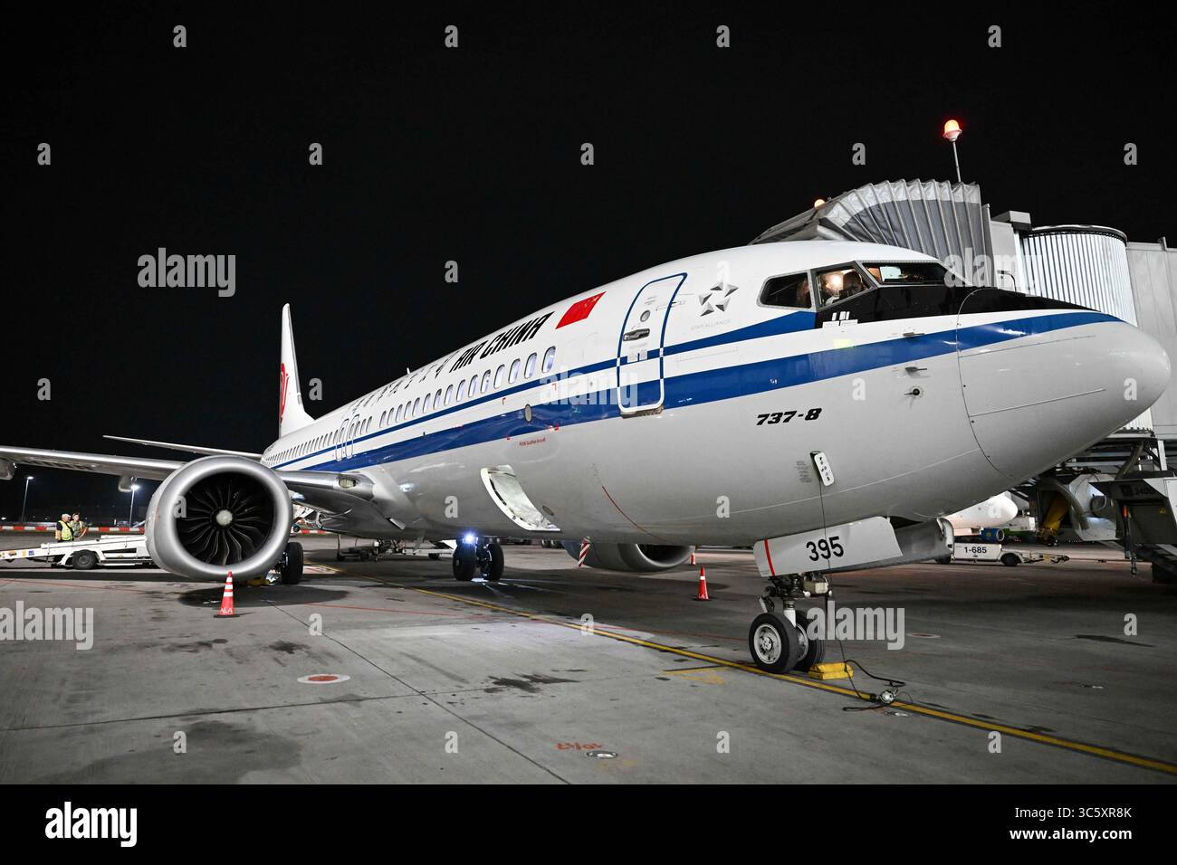 Almaty, Kasachstan. 30. Juli 2025. Ein Passagierflugzeug von Air China, das den Erstflug von Peking nach Almaty ausführt, trifft am 30. Juli 2025 auf dem Almaty International Airport in Almaty, Kasachstan, ein. Die chinesische Fluggesellschaft Air China startete am Mittwoch eine direkte Flugreise zwischen Peking und Almaty, Kasachstan, mit einer Zeremonie am Almaty International Airport für den Erstflug. Quelle: Li Renzi/Xinhua/Alamy Live News Stockfoto