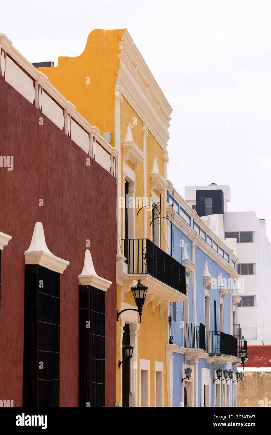 Wunderschöne spanische Kolonialarchitektur im Stadtzentrum von Campeche, Mexiko. Stockfoto