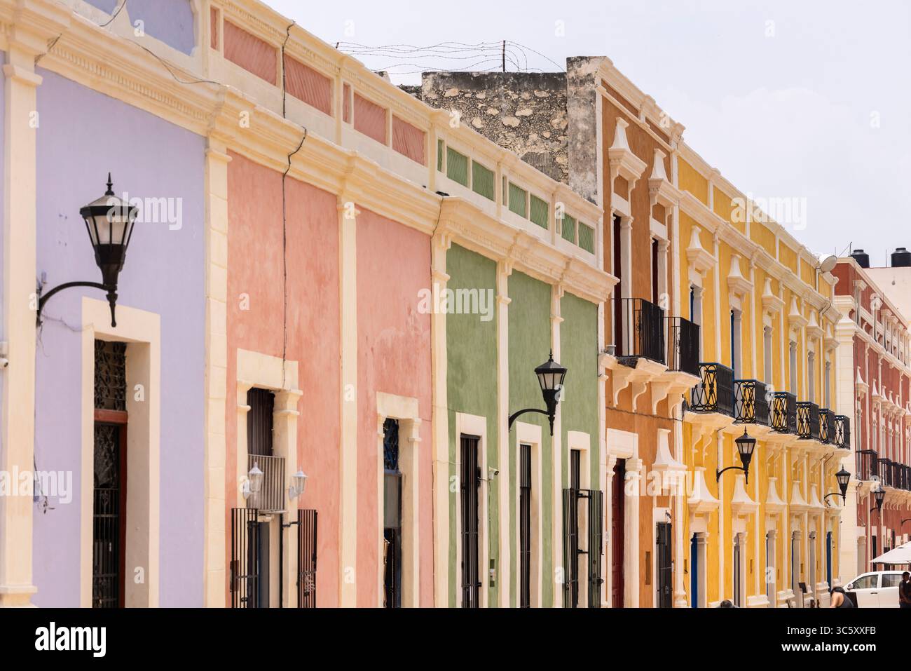 Wunderschöne spanische Kolonialarchitektur im Stadtzentrum von Campeche, Mexiko. Stockfoto