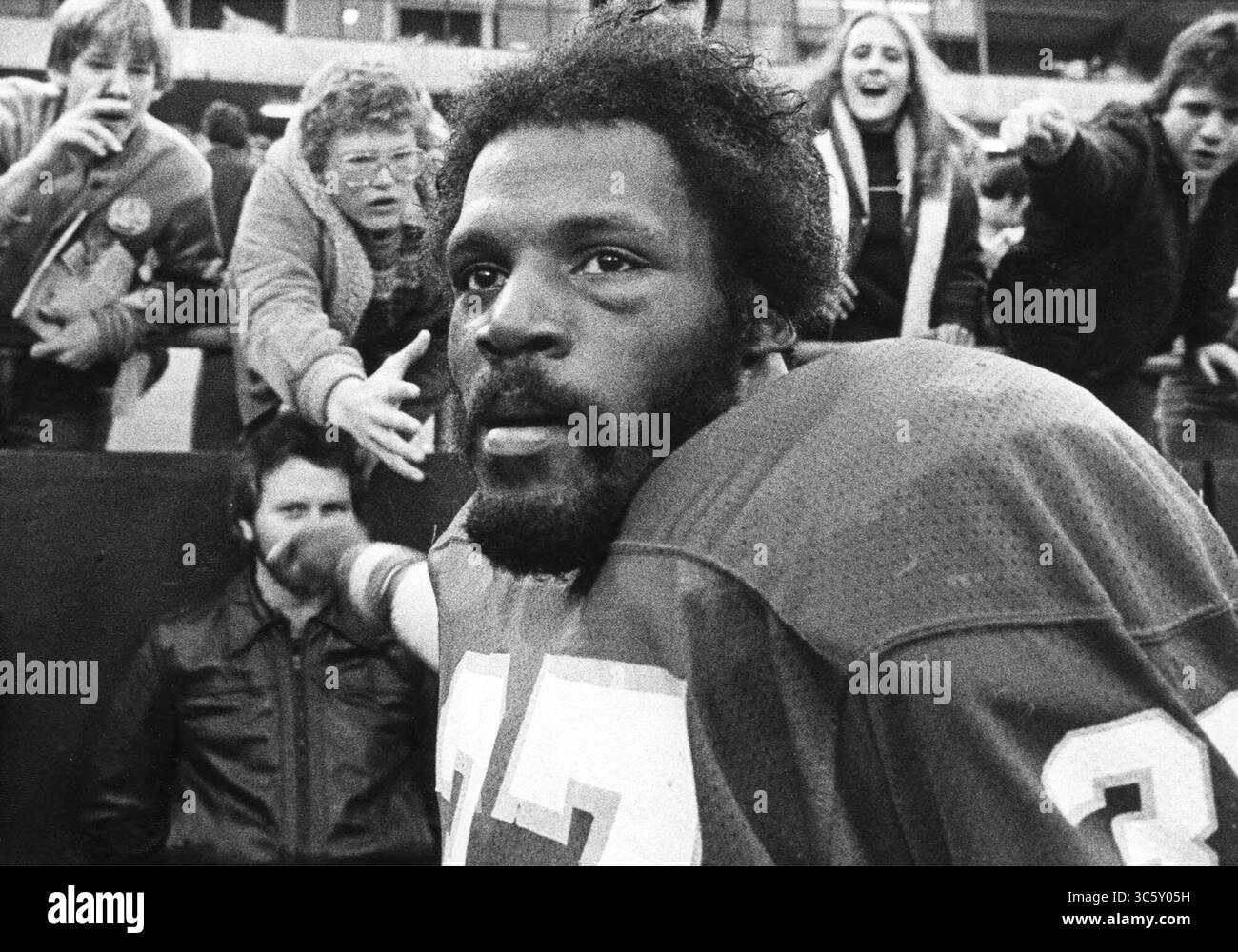 14. April 2020, Kansas City, MO, USA: Kansas City Chiefs rennen Joe Delaney in einem Dateifoto von 1981 zurück. Delaney starb bei dem Versuch, Kinder vor dem Ertrinken in Louisiana zu retten. Er und eines der Kinder starben während des Rettungsversuchs. (Kreditbild: © TNS via ZUMA Wire) Stockfoto