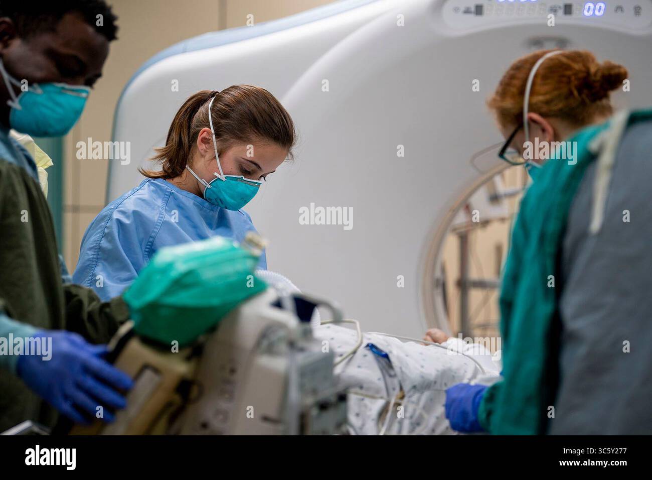 11. April 2020 - San Diego, Kalifornien, USA - Hospitalman Aliah Kitsmiller aus Erie, Colorado, bereitet einen Patienten auf einen Computertomographie (CT)-Scan an Bord des Krankenhausschiffs USNS Mercy (T-AH 19) am 11. April vor. Mercy wird zur Unterstützung der COVID-19-Reaktionsbemühungen des Landes eingesetzt und als Überweisungskrankenhaus für Patienten dienen, die derzeit nicht an COVID-19 teilnehmen und in Krankenhäusern an Land aufgenommen werden. Dies ermöglicht es den Landkrankenhäusern, sich auf COVID-19-Fälle zu konzentrieren. Eine der Missionen des Verteidigungsministeriums ist die Unterstützung der Zivilbehörden. Das DOD unterstützt die Federal Emergency Management Agency Stockfoto