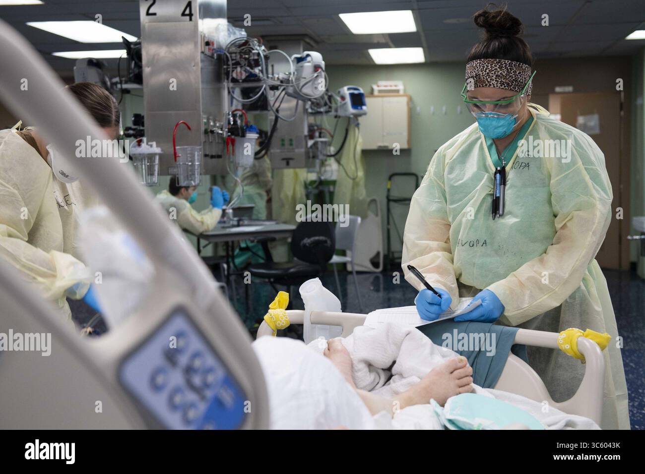 22. April 2020, New York, New York, Vereinigte Staaten von Amerika: NEW YORK (22. April 2020) Lt. Juliana Lavopa zeichnet Patientendaten auf der Intensivstation an Bord des Krankenhausschiffes USNS Comfort (T-AH 20) auf. Comfort kümmert sich um kritische und nicht kritische Patienten ohne Rücksicht auf ihren COVID-19-Status. Comfort arbeitet mit der Javits New York Medical Station als integriertes System zur Entlastung des New York City Medical Systems zusammen, um die Verteidigungsunterstützung der Zivilbehörden des US-amerikanischen Northern Command als Reaktion auf die COVID-19-Pandemie zu unterstützen. (Kreditbild: © SMG via ZUMA Wire) Stockfoto