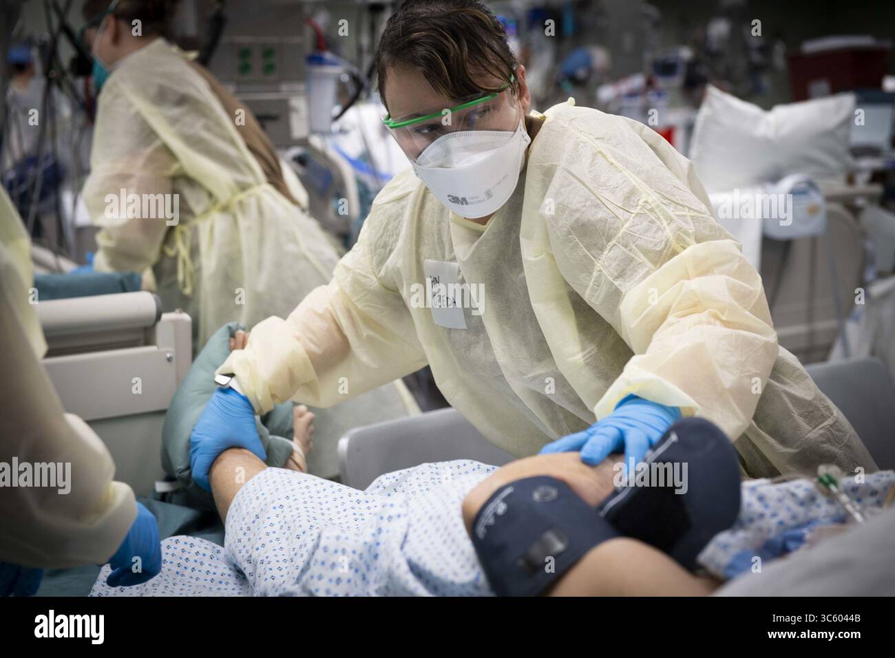 22. April 2020, New York, New York, Vereinigte Staaten von Amerika: NEW YORK (22. April 2020) Hospitalman Brashea Ojeda positioniert einen Patienten, um den Blutdruck auf der Intensivstation an Bord des Krankenhausschiffes USNS Comfort (T-AH 20) zu überprüfen. Comfort kümmert sich um kritische und nicht kritische Patienten ohne Rücksicht auf ihren COVID-19-Status. Comfort arbeitet mit der Javits New York Medical Station als integriertes System zur Entlastung des New York City Medical Systems zusammen, um die Verteidigungsunterstützung der Zivilbehörden des US-amerikanischen Northern Command als Reaktion auf die COVID-19-Pandemie zu unterstützen. (Kreditbild: © SMG VI Stockfoto