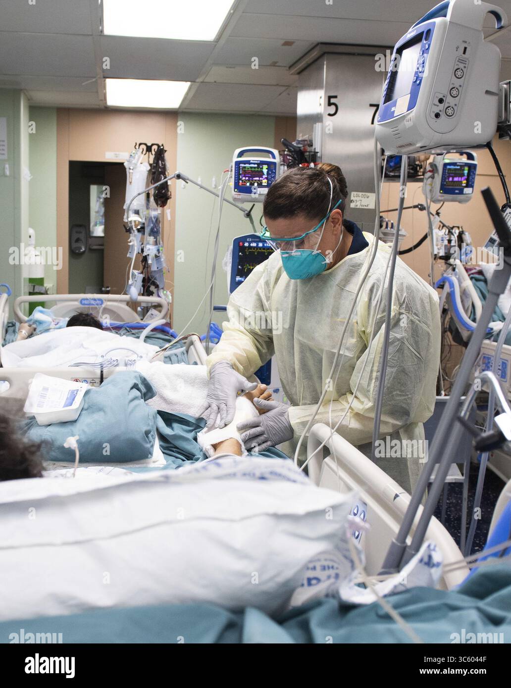 April 2020, New York, New York, Vereinigte Staaten von Amerika: NEW YORK (22. April 2020) Lt. Cmdr. Nevin Yazici wechselt einen Patientenverband auf der Intensivstation an Bord des Krankenhausschiffs USNS Comfort (T-AH 20). Comfort kümmert sich um kritische und nicht kritische Patienten ohne Rücksicht auf ihren COVID-19-Status. Comfort arbeitet mit der Javits New York Medical Station als integriertes System zur Entlastung des New York City Medical Systems zusammen, um die Verteidigungsunterstützung der Zivilbehörden des US-amerikanischen Northern Command als Reaktion auf die COVID-19-Pandemie zu unterstützen. (Kreditbild: © SMG via ZUMA Wire) Stockfoto