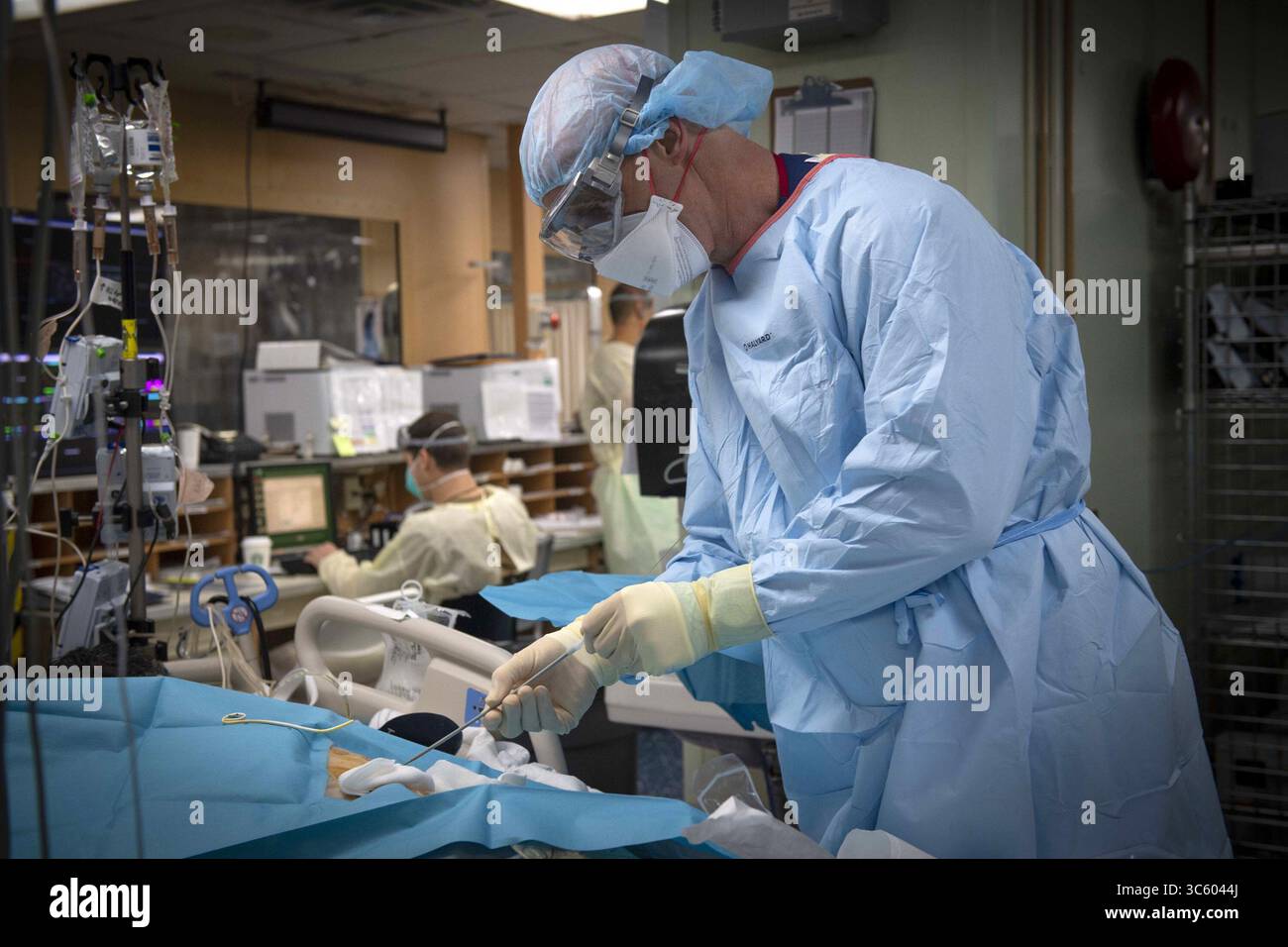 22. April 2020, New York, New York, Vereinigte Staaten von Amerika: NEW YORK (22. April 2020) Kapitän Robert Strange legt einen Thoraxschlauch für einen Patienten auf der Intensivstation an Bord des Krankenhausschiffes USNS Comfort (T-AH 20) ein. Comfort kümmert sich um kritische und nicht kritische Patienten ohne Rücksicht auf ihren COVID-19-Status. Comfort arbeitet mit der Javits New York Medical Station als integriertes System zur Entlastung des New York City Medical Systems zusammen, um die Verteidigungsunterstützung der Zivilbehörden des US-amerikanischen Northern Command als Reaktion auf die COVID-19-Pandemie zu unterstützen. (Kreditbild: © SMG via ZUMA Wire) Stockfoto