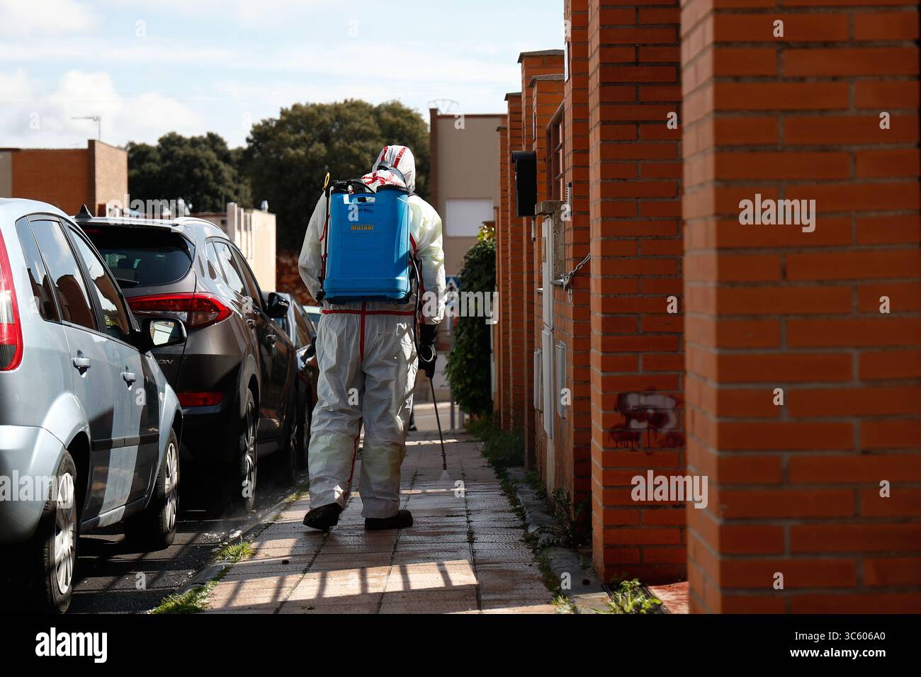 24. April 2020, Yebes, GUADALAJARA, SPANIEN: Ein Mann desinfiziert die Straße von Yebes während der COVID-19-Pandemie am 24. April 2020 in Madrid, Spanien (Credit Image: © Oscar J. Barroso/AFP7 Via ZUMA Wire) Stockfoto