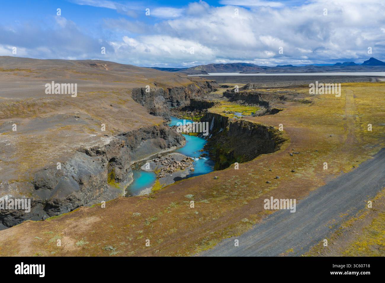 Sigoldugljufur Canyon mit türkisfarbenen Bächen und vulkanischen Felsen Stockfoto
