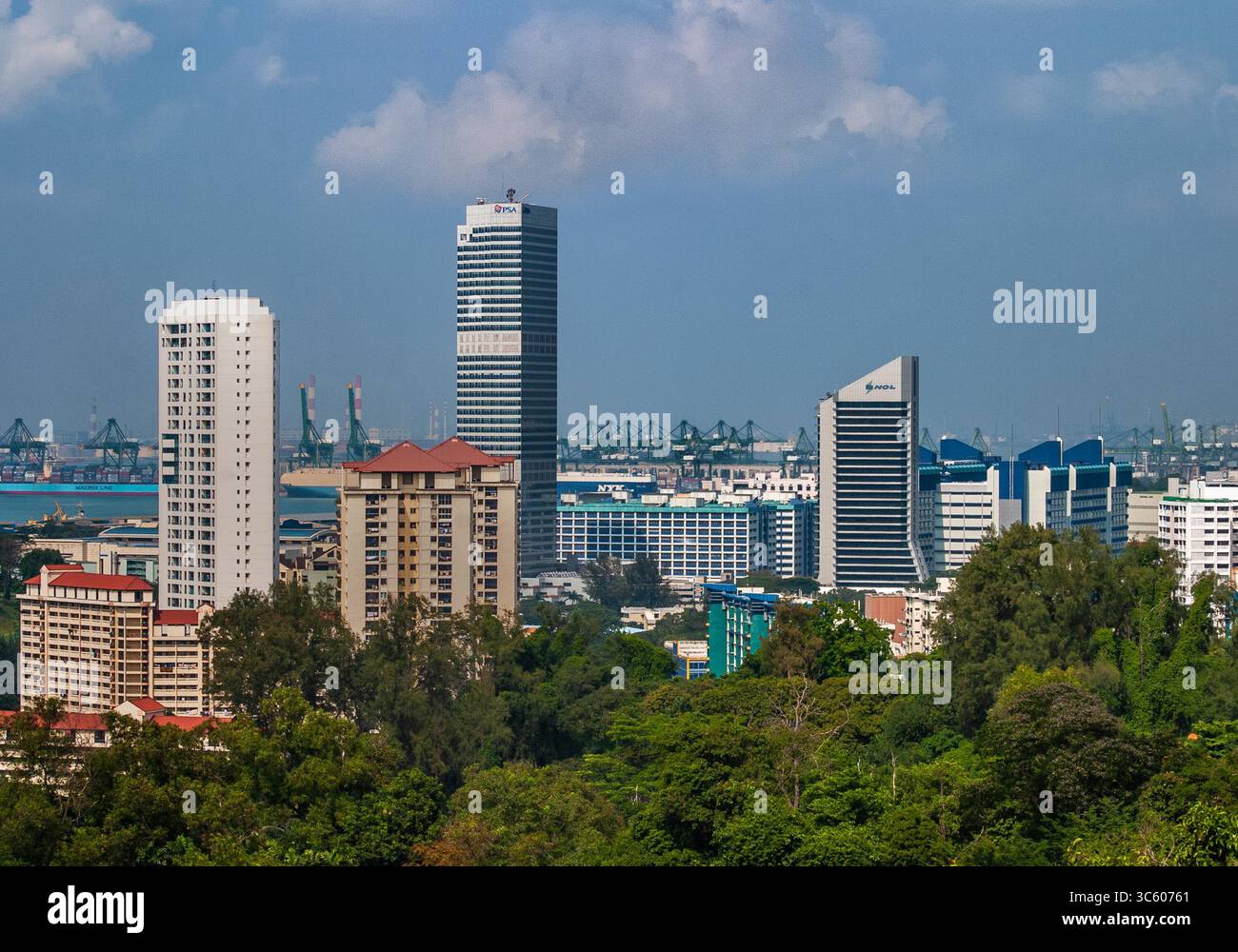 9. November 2006, Singapur, Singapur: In der Nähe des Ufers von Singapur befindet sich der PSA-Wolkenkratzer (Mitte), der Hauptsitz von PSA International, dem weltweit größten Umschlagdrehkreuz für Container und vielen anderen Unternehmen der Schifffahrtsbranche. Das NOL-Gebäude (Neptune Orient Lines) (rechts) beherbergt die in Singapur ansässige globale Containerreederei. (Bild: © Arnold Drapkin/ZUMA Wire) Stockfoto