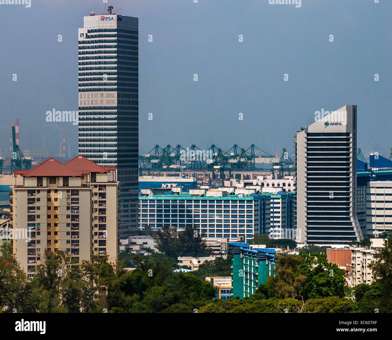 9. November 2006, Singapur, Singapur: In der Nähe des Ufers von Singapur befindet sich der PSA-Wolkenkratzer (links), der Hauptsitz von PSA International, dem weltweit größten Umschlagdrehkreuz für Container, und vielen anderen Unternehmen der Schifffahrtsbranche. Das NOL-Gebäude (Neptune Orient Lines) (rechts) beherbergt die in Singapur ansässige globale Containerreederei. (Bild: © Arnold Drapkin/ZUMA Wire) Stockfoto