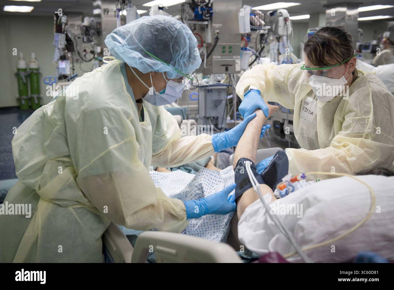 22. April 2020, New York, New York, USA: Hospitalman Yenifer Gutierrez, links, und Hospitalman Brashea Ojeda überprüfen den Blutdruck eines Patienten auf der Intensivstation an Bord des Krankenhausschiffes USNS Comfort (T-AH 20). Comfort kümmert sich um kritische und nicht kritische Patienten ohne Rücksicht auf ihren COVID-19-Status. Comfort arbeitet mit der Javits New York Medical Station als integriertes System zur Entlastung des New York City Medical Systems zusammen, um die Verteidigungsunterstützung der Zivilbehörden des US-amerikanischen Northern Command als Reaktion auf die COVID-19-Pandemie zu unterstützen. (Kreditbild: © SMG via ZUMA Wire) Stockfoto