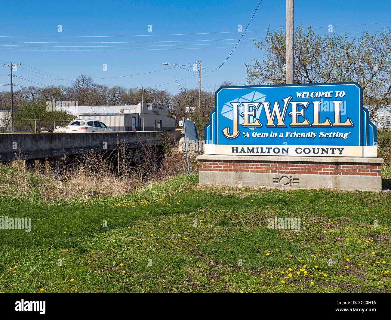 26. April 2020, Jewell, Iowa, USA: Der Highway, der nach Jewell führt, einer kleinen Gemeinde im Zentrum von Iowa, die zur Lebensmittelwüste wurde, als 2019 der einzige Supermarkt der Stadt geschlossen wurde. Der Supermarkt belieferte vier Gemeinden im Umkreis von 20 Meilen um Jewell. Einige Bewohner der Stadt versuchen, den Laden wieder zu eröffnen, sie verkaufen Aktien, um eine Koop zu bilden, und sie halten regelmäßige Spendensammlungen ab. Am Sonntag gab es 550 "Grab and Go" Schweinebraten. Für die Abendessen wurde eine kostenlose Willensspende berechnet. Trotz der landesweiten Beschränkung großer Versammlungen aufgrund der COVID-19-Pandemie, ist die Eve Stockfoto