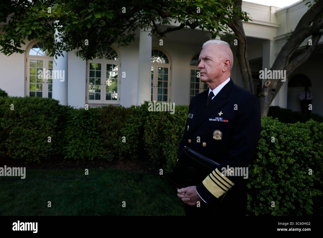 27. April 2020, Washington, District of Columbia, USA: Admiral Brett Giroir, Assistant Secretary for Health der Vereinigten Staaten, wartet am 27. April 2020 auf eine Pressekonferenz im Rose Garden im Weißen Haus in Washington nach US-Präsident Donald Trump (Credit Image: © Yuri Gripas/CNP via ZUMA Wire). Stockfoto