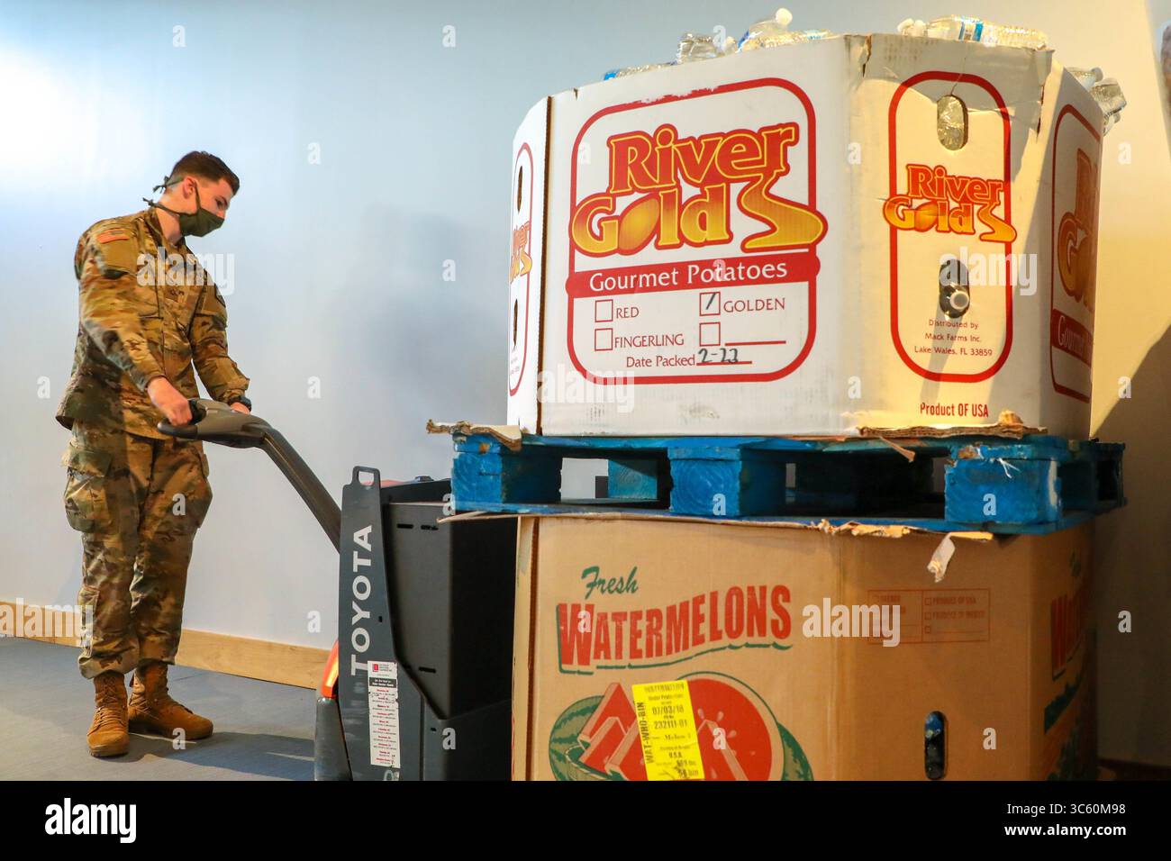 27. April 2020, Raleigh, NC, Vereinigte Staaten: North Carolina National Guard PFC Evan Brooks verschiebt Kisten mit gespendeten Lebensmitteln mithilfe eines elektrischen Palettenwagens als Reaktion auf COVID-19, Coronavirus-Pandemie im Marbles Kids Museum am 26. April 2020 in Raleigh, North Carolina. (Bild: © Marcel Pugh/Nationalgarde/Planet Pix via ZUMA Wire) Stockfoto