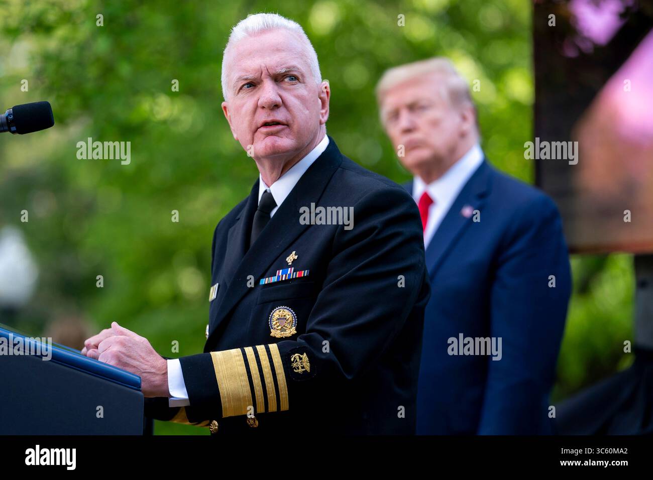 27. April 2020, Washington, DC, Vereinigte Staaten von Amerika: US-Präsident Donald Trump hört zu, wie der stellvertretende Gesundheitsminister Admiral Brett Giroir vom U.S. Public Health Service während des täglichen COVID-19-Coronavirus-Briefings im Rose Garden des Weißen Hauses am 27. April 2020 in Washington, D.C. Kommentare an Reporter übermittelt (Kreditbild: © Tia Dufour/White House/Planet Pix via ZUMA Wire) Stockfoto