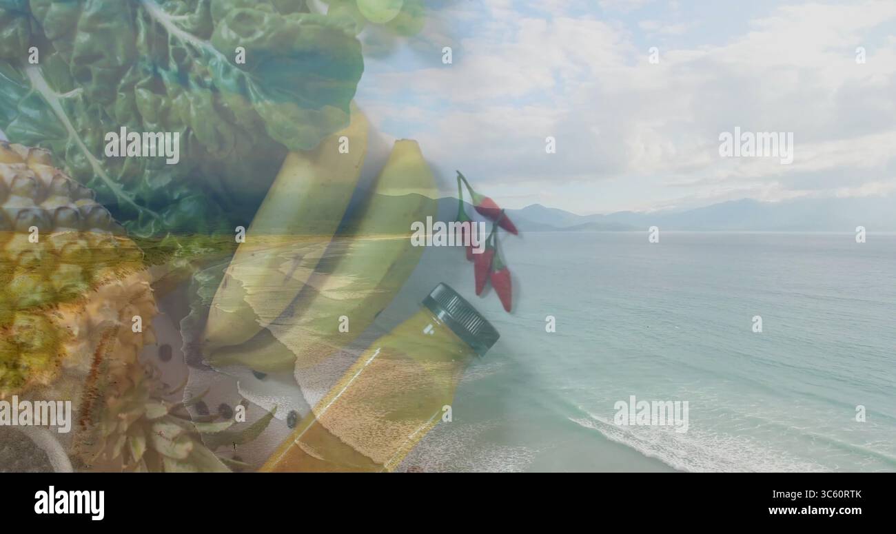 Ananas, Bananen, Blattgemüse, Chili-Paprika und Ölflasche über der Meeresstrandszene Stockfoto