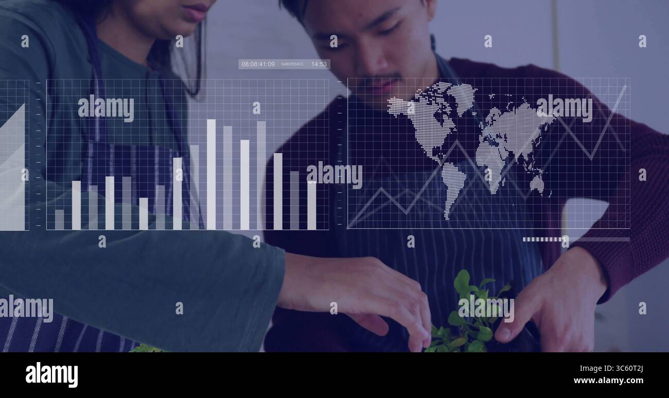 Zwei Köche mit gestreiften Schürzen an der Küchentheke, mit Datenüberlagerungen Stockfoto