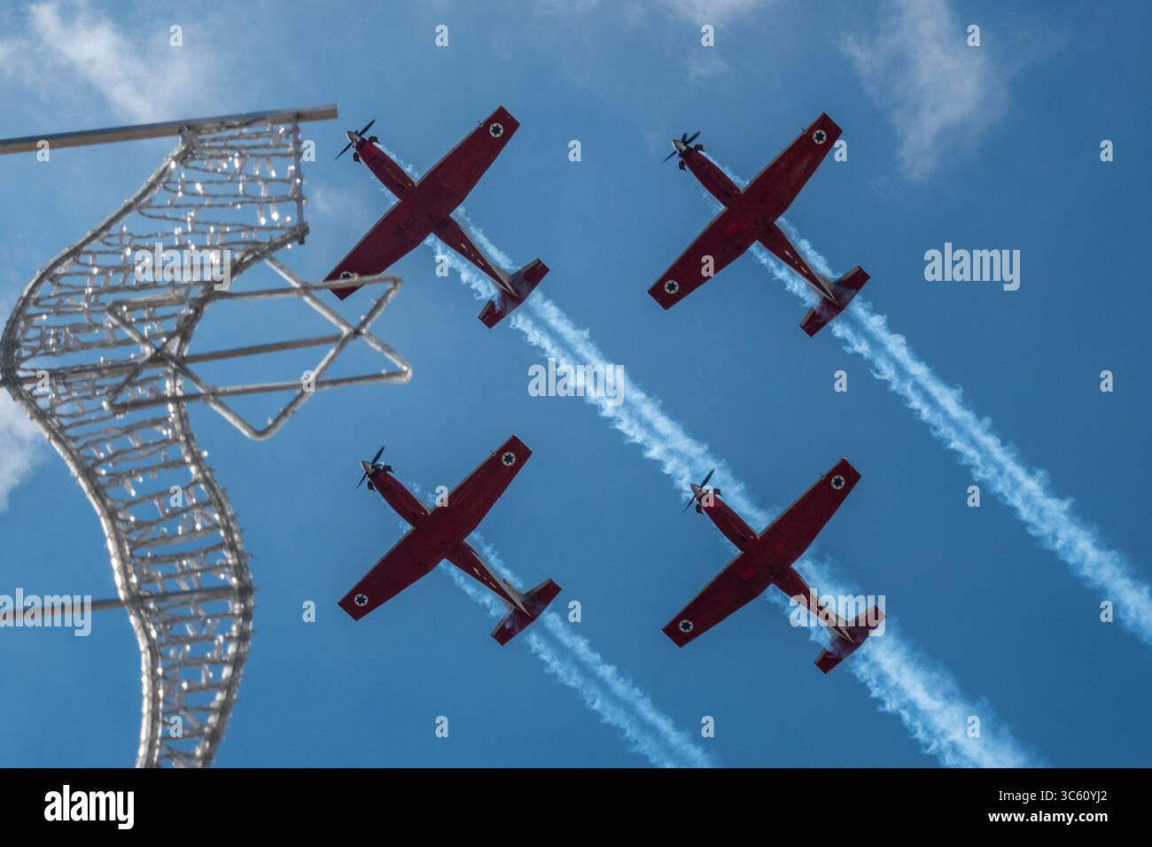29. April 2020, Jerusalem, Israel: Vier Trainingsflugzeuge der israelischen Luftwaffe Beechcraft T-6 Texan II, geflogen vom IAF-Luftakrobatikteam, fliegen am Israelâ 72. Unabhängigkeitstag über Krankenhäuser im ganzen Land und begrüßen medizinische Teams. Die traditionelle Flugshow zum Unabhängigkeitstag wurde abgesagt, um Versammlungen zu verhindern, da das Land unter Abriegelung steht, um die COVID-19-Ausbreitung einzudämmen. (Bild: © Nir Alon/ZUMA Wire) Stockfoto