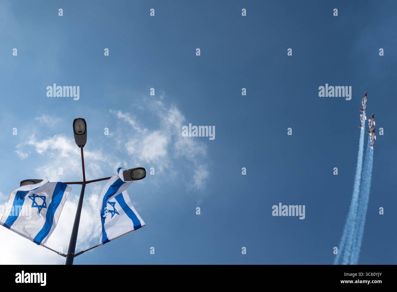 29. April 2020, Jerusalem, Israel: Vier Trainingsflugzeuge der israelischen Luftwaffe Beechcraft T-6 Texan II, geflogen vom IAF-Luftakrobatikteam, fliegen am Israelâ 72. Unabhängigkeitstag über Krankenhäuser im ganzen Land und begrüßen medizinische Teams. Die traditionelle Flugshow zum Unabhängigkeitstag wurde abgesagt, um Versammlungen zu verhindern, da das Land unter Abriegelung steht, um die COVID-19-Ausbreitung einzudämmen. (Bild: © Nir Alon/ZUMA Wire) Stockfoto
