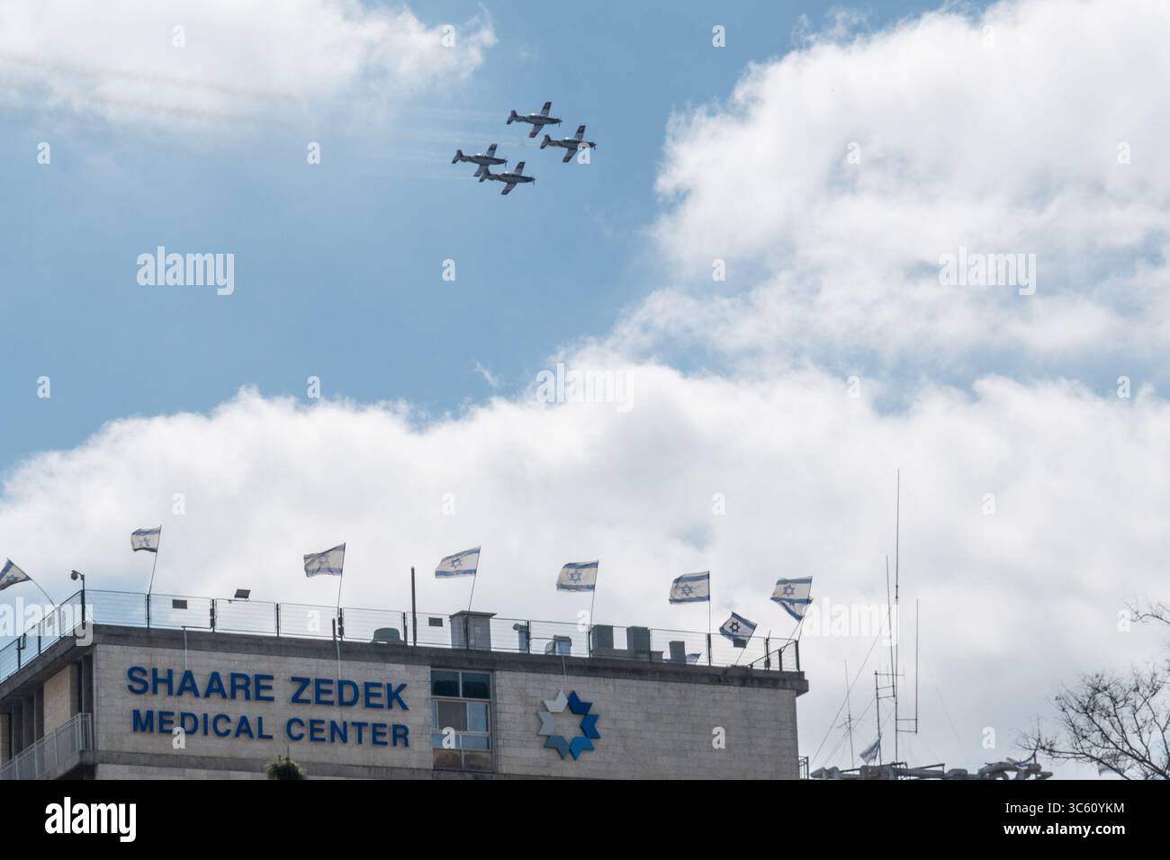 29. April 2020, Jerusalem, Israel: Vier Trainingsflugzeuge der israelischen Luftwaffe Beechcraft T-6 Texan II, geflogen vom IAF-Luftakrobatikteam, fliegen am Israelâ 72. Unabhängigkeitstag über Krankenhäuser im ganzen Land und begrüßen medizinische Teams. Die traditionelle Flugshow zum Unabhängigkeitstag wurde abgesagt, um Versammlungen zu verhindern, da das Land unter Abriegelung steht, um die COVID-19-Ausbreitung einzudämmen. (Bild: © Nir Alon/ZUMA Wire) Stockfoto