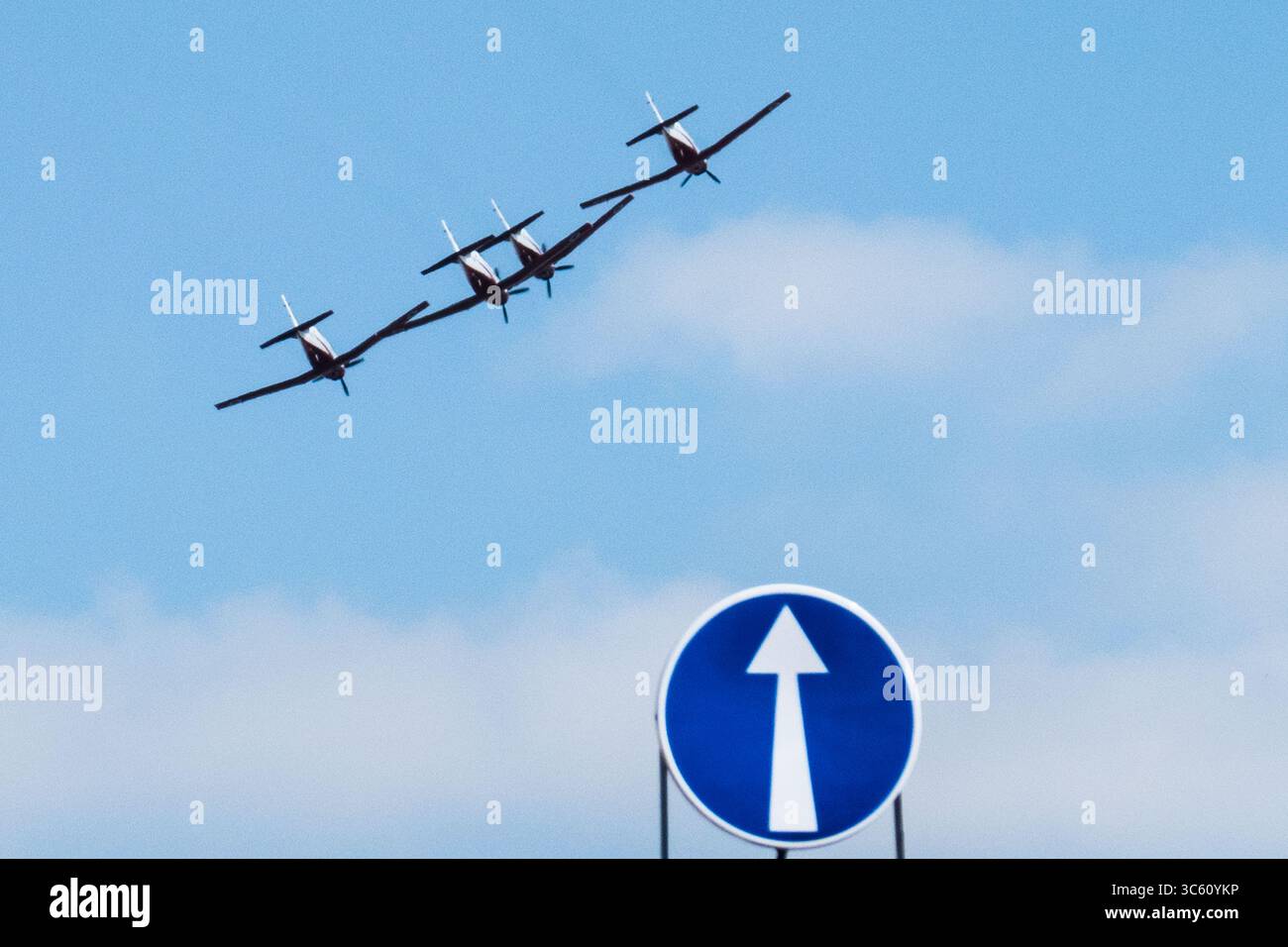 29. April 2020, Jerusalem, Israel: Vier Trainingsflugzeuge der israelischen Luftwaffe Beechcraft T-6 Texan II, geflogen vom IAF-Luftakrobatikteam, fliegen am Israelâ 72. Unabhängigkeitstag über Krankenhäuser im ganzen Land und begrüßen medizinische Teams. Die traditionelle Flugshow zum Unabhängigkeitstag wurde abgesagt, um Versammlungen zu verhindern, da das Land unter Abriegelung steht, um die COVID-19-Ausbreitung einzudämmen. (Bild: © Nir Alon/ZUMA Wire) Stockfoto
