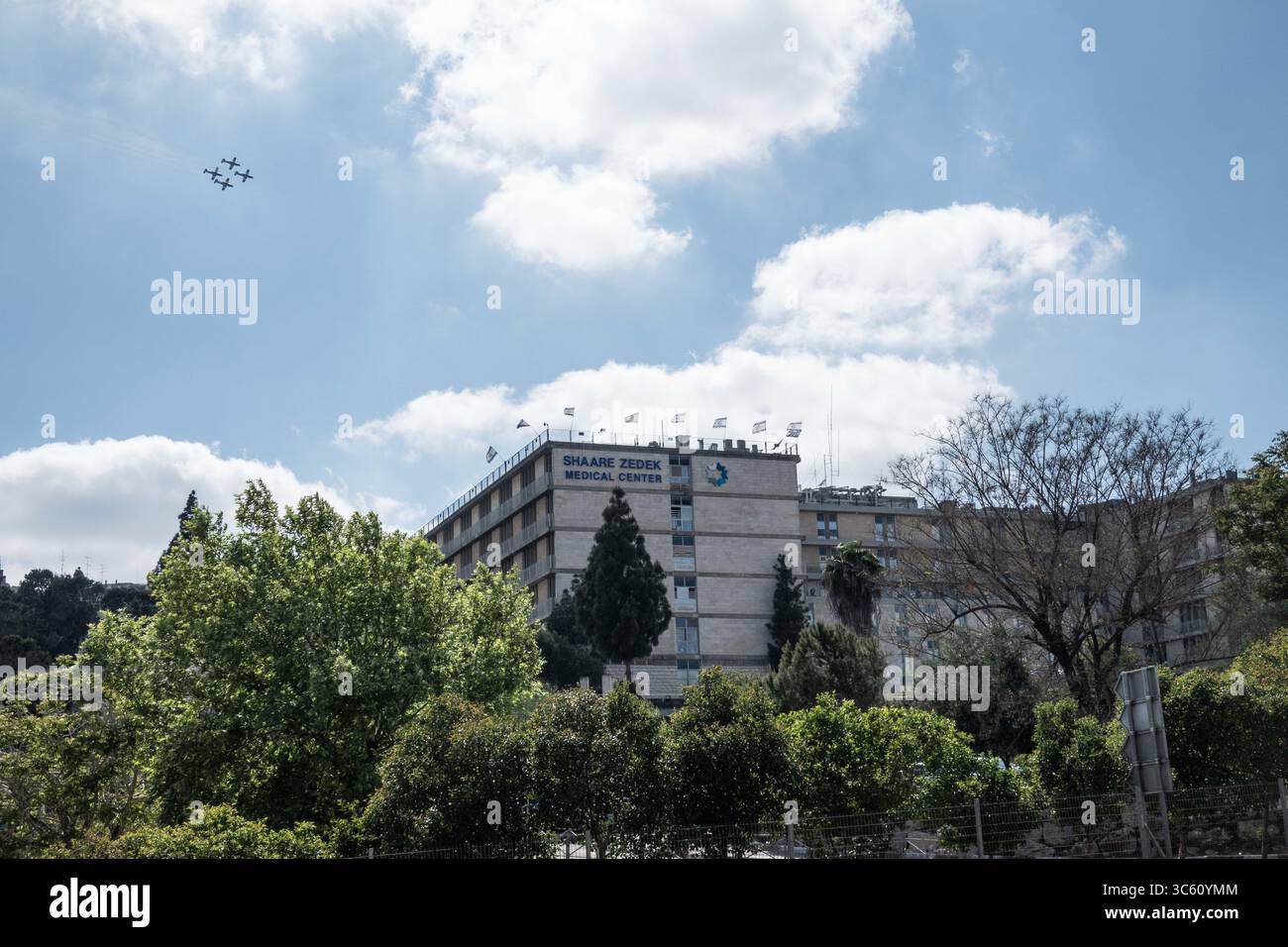 29. April 2020, Jerusalem, Israel: Vier Trainingsflugzeuge der israelischen Luftwaffe Beechcraft T-6 Texan II, geflogen vom IAF-Luftakrobatikteam, fliegen am Israelâ 72. Unabhängigkeitstag über Krankenhäuser im ganzen Land und begrüßen medizinische Teams. Die traditionelle Flugshow zum Unabhängigkeitstag wurde abgesagt, um Versammlungen zu verhindern, da das Land unter Abriegelung steht, um die COVID-19-Ausbreitung einzudämmen. (Bild: © Nir Alon/ZUMA Wire) Stockfoto