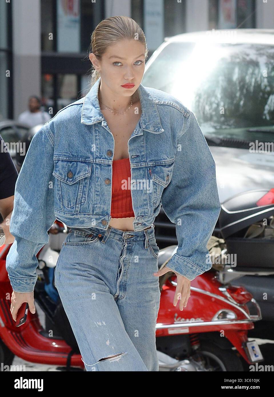 NEW YORK, New YORK - 29. JUNI: Gigi Hadid wurde am 29. Juni 2017 in Manhattan gezeigt... People: Gigi Hadid. (Kreditbild: © SMG via ZUMA Wire) Stockfoto
