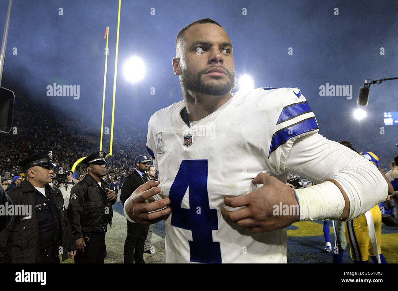 12. Januar 2019, Los Angeles, CA, USA: Dallas Cowboys Quarterback Dak Prescott nach einer Niederlage im Road Playoff gegen die Los Angeles Rams im Jahr 2019. Prescott hat nicht nur noch die exklusive Franchise-Ausschreibung unterzeichnet, die ihm 2020 31,4 Millionen US-Dollar zahlen wird, sondern er nimmt auch nicht am virtuellen Nebensaison-Programm des Teams Teil. (Kreditbild: © TNS via ZUMA Wire) Stockfoto