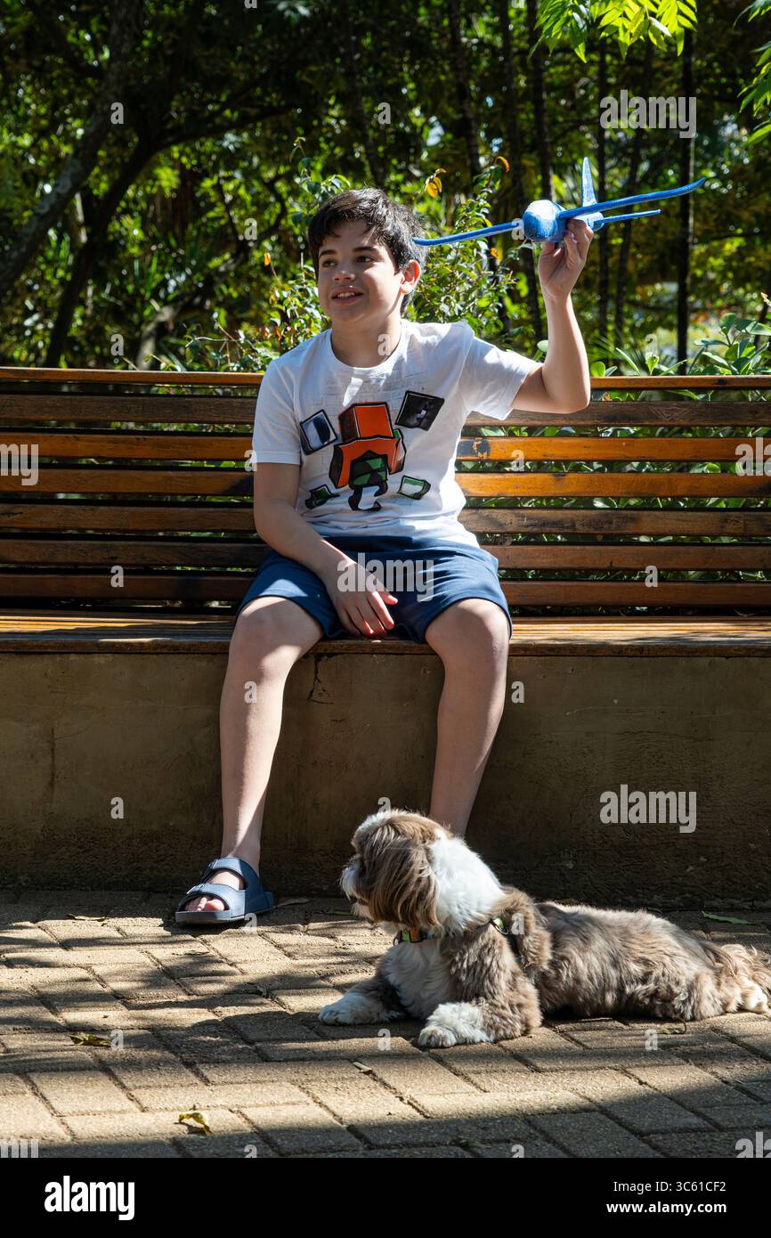 12-jähriger brasilianischer Teenager sitzt mit seinem Flugzeug bereit, es zu starten. Stockfoto