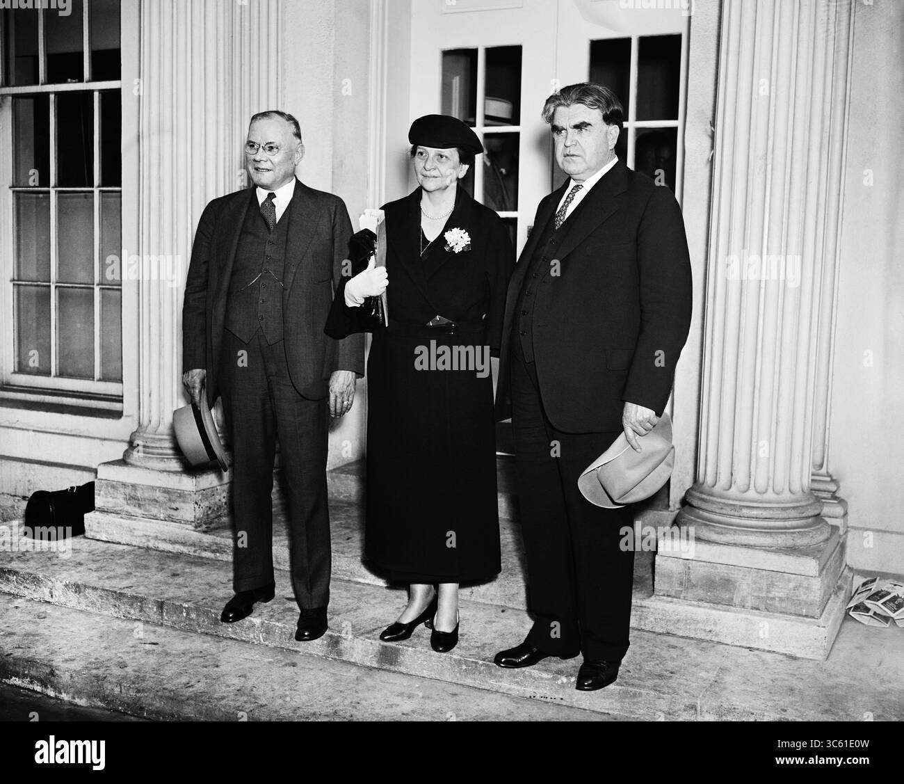 März 2020, Washington, D.C, USA: William Green, A. F. of L., US-Arbeitsminister Frances Perkins, John L. Lewis, Presser United Minenarbeiter, verließ das Weiße Haus nach einem Treffen mit US-Präsident Franklin Roosevelt, Washington, D.C., USA, Harris & Ewing, 1935 (Bild: © JT Vintage/Glasshouse Via ZUMA Wire) Stockfoto