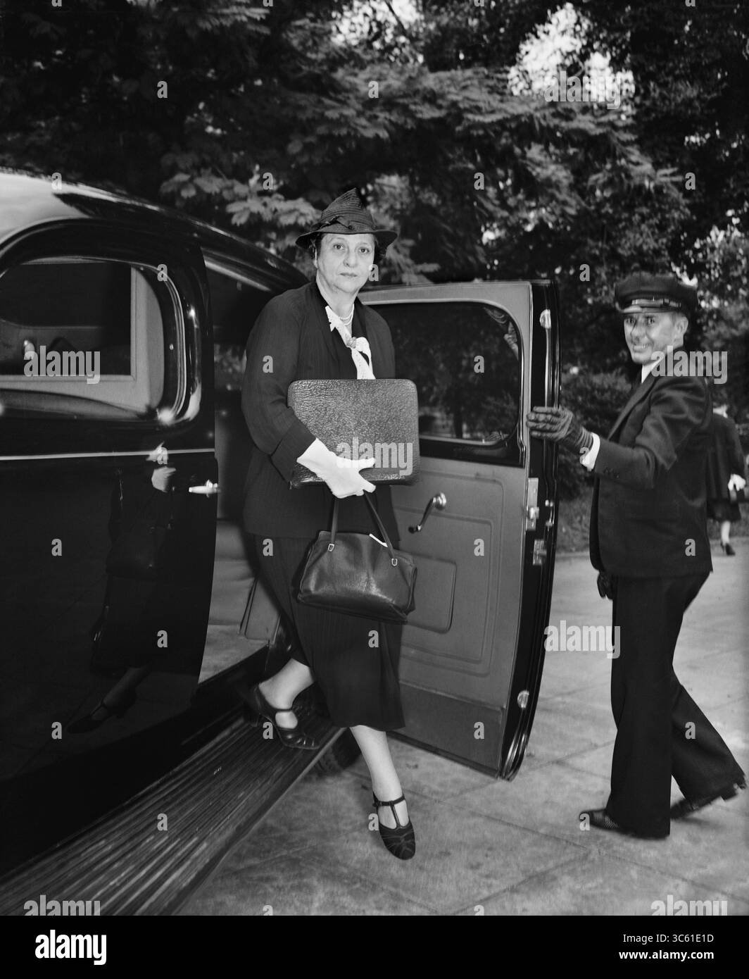 10. März 2020, Washington, D.C., USA: US-Arbeitsminister Frances Perkins trifft im Weißen Haus zu einem Sonderkabinett-Treffen mit US-Präsident Franklin Roosevelt wegen der Unsicherheit in Europa, Washington, D.C., USA, Harris & Ewing, September 1938 (Bild: © JT Vintage/Glasshouse Via ZUMA Wire) Stockfoto