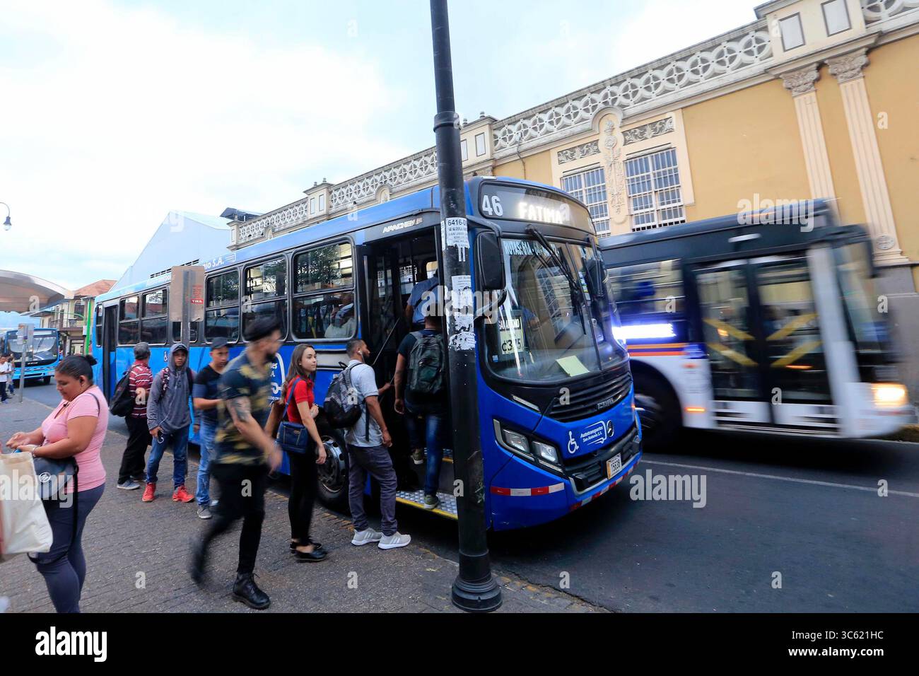 März 2020: 12/03/2020 San JosÃÂ. Aunque el Consejo de Transporte PÃÂºblico (CTP) pidiÃÂ³ a las empresas autobuseras de todo el paÃÂ­s tomar medidas para prevenir focos de contagio del coronavirus covid-19, entre ellas, aumentar las frecuencias de viajes para evitar aglomeraciones en las paradas y recargo, esta tarde en aligunos casos se viÃÂ³ contrario. Paradas de Buses de Desamparados, Cerca de las 6 de la tarde. Foto: Rafael Pacheco (Foto: © Rafael Pacheco Granados/La Nacion Via ZUMA Press) Stockfoto