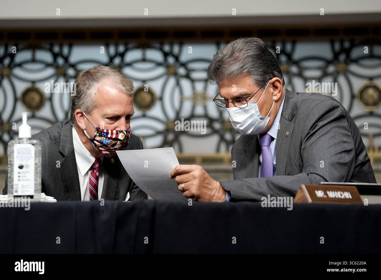 6. Mai 2020, Washington, District of Columbia, USA: US-Senator Dan Sullivan (Republikaner von Alaska), links, spricht mit US-Senator Joe Manchin III (Demokrat von West Virginia) während einer Anhörung des US-Senats für Armed Services Committee am Mittwoch, 6. Mai 2020, um die Auswirkungen der Zulassung des L-Band-Spektrums von Federal Communications CommissionÃs für Ligado Networks auf die nationale Sicherheit zu erörtern (Credit Image: © Greg Nash/CNP via ZUMA Wire). Stockfoto