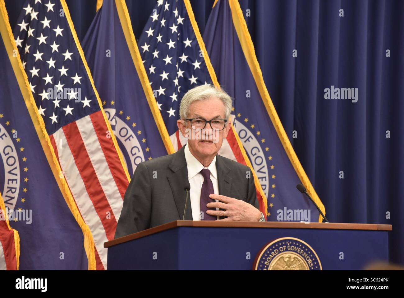 Washington, USA, 30. Juli 2025. Jerome Powell, Vorsitzender der US-Notenbank Federal Reserve, hält auf einer Pressekonferenz im Anschluss an eine Sitzung des Federal Open Market Committee (FOMC) in der Federal Reserve am 30. Juli 2025 in Washington, D.C. die Zinssätze wurden am Mittwoch für eine fünfte Sitzung in Folge unverändert gelassen. Quelle: Sha Hanting/China News Service/Alamy Live News Stockfoto