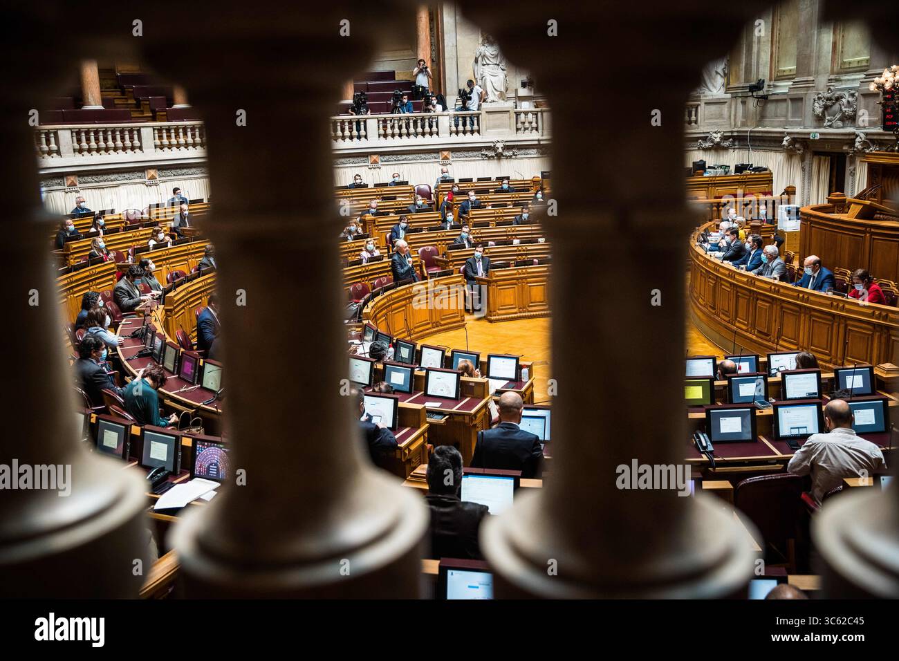 7. Mai 2020, Lissabon, Portugal: Rui Rio, Vorsitzender der PSD, spricht während der wöchentlichen Parlamentssitzung. Seit dem 4. Mai ist die Verwendung einer Gesichtsmaske im portugiesischen parlament obligatorisch, um die Ausbreitung der COVID-19-Krankheit zu verhindern. (Kreditbild: © Henrique Casinhas/SOPA Images via ZUMA Wire) Stockfoto