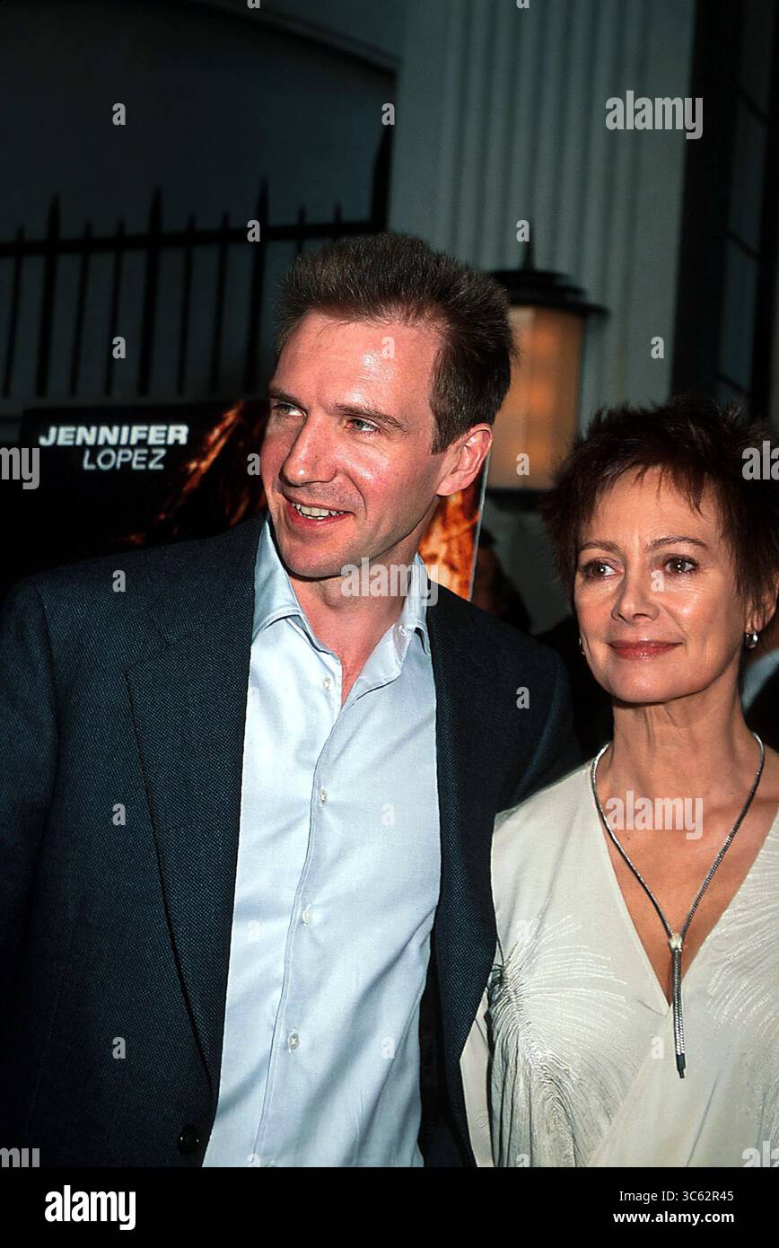 JANUAR 2011 - K25130SMO: 21.05.02.DIE URAUFFÜHRUNG DES FILMS ''GENUG'' IM LOEWS LINCOLN SQUARE THEATER IN NYC. SONIA MOSKOWITZ/ 2002.RALPH FIENNES MIT FRANCESCA ANNIS (Bild: © Sonia Moskowitz/ZUMA Wire) Stockfoto