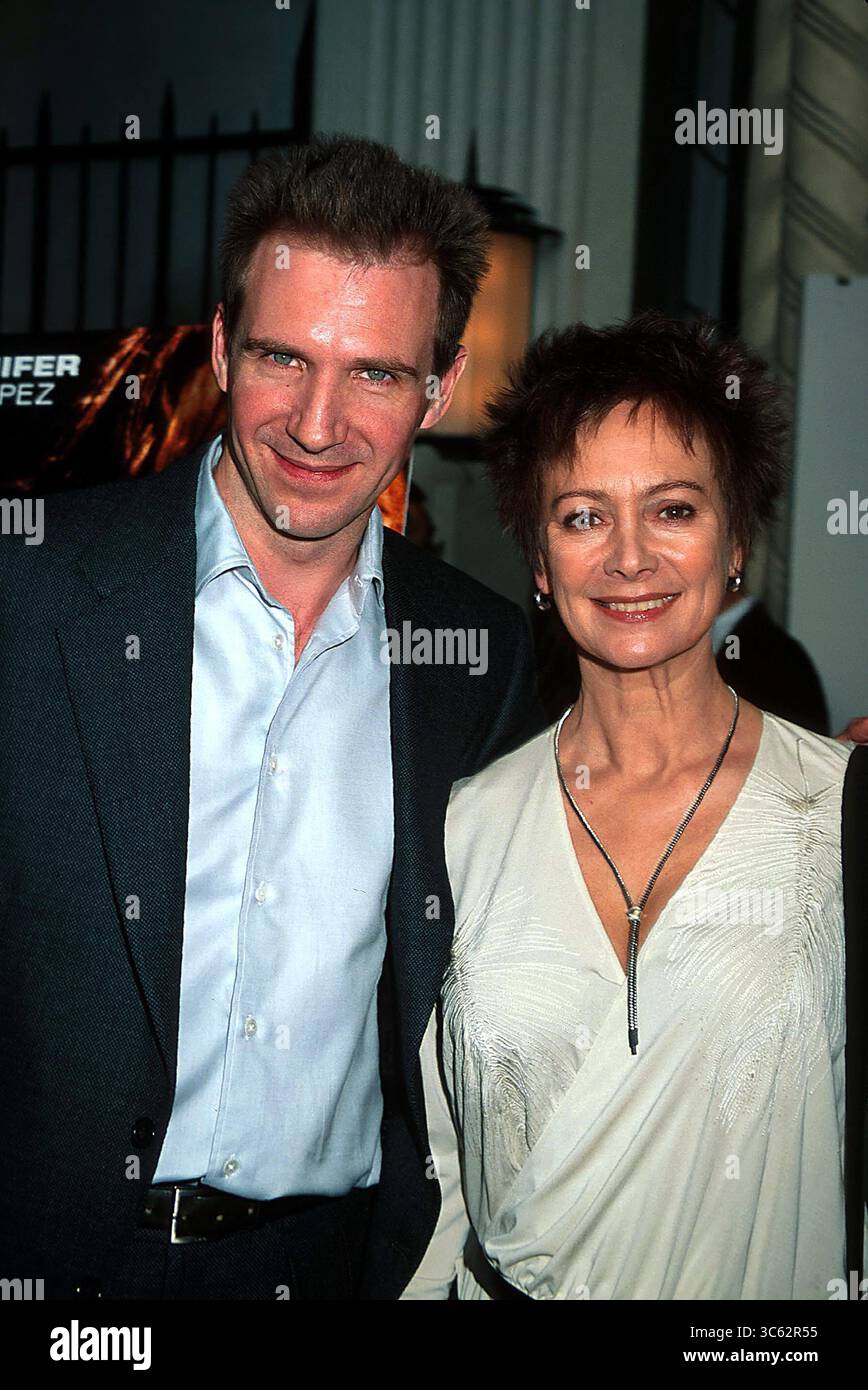 JANUAR 2011 - K25130SMO: 21.05.02.DIE URAUFFÜHRUNG DES FILMS ''GENUG'' IM LOEWS LINCOLN SQUARE THEATER IN NYC. SONIA MOSKOWITZ/ 2002.RALPH FIENNES MIT FRANCESCA ANNIS (Bild: © Sonia Moskowitz/ZUMA Wire) Stockfoto